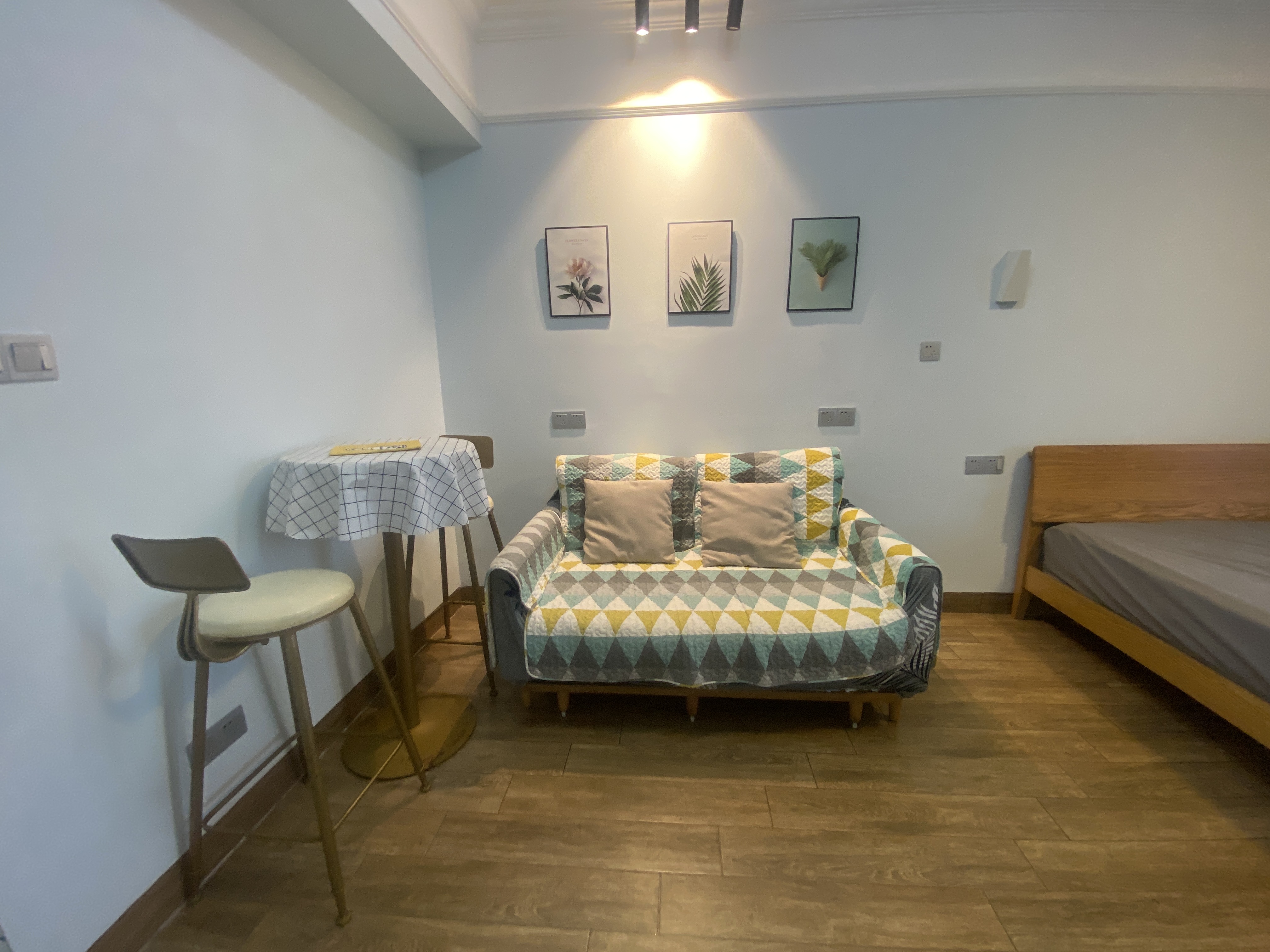 东线一号 1室1厅1卫 1700.0元/月 东线一号 1室1厅1卫 1700.0元/月室内图