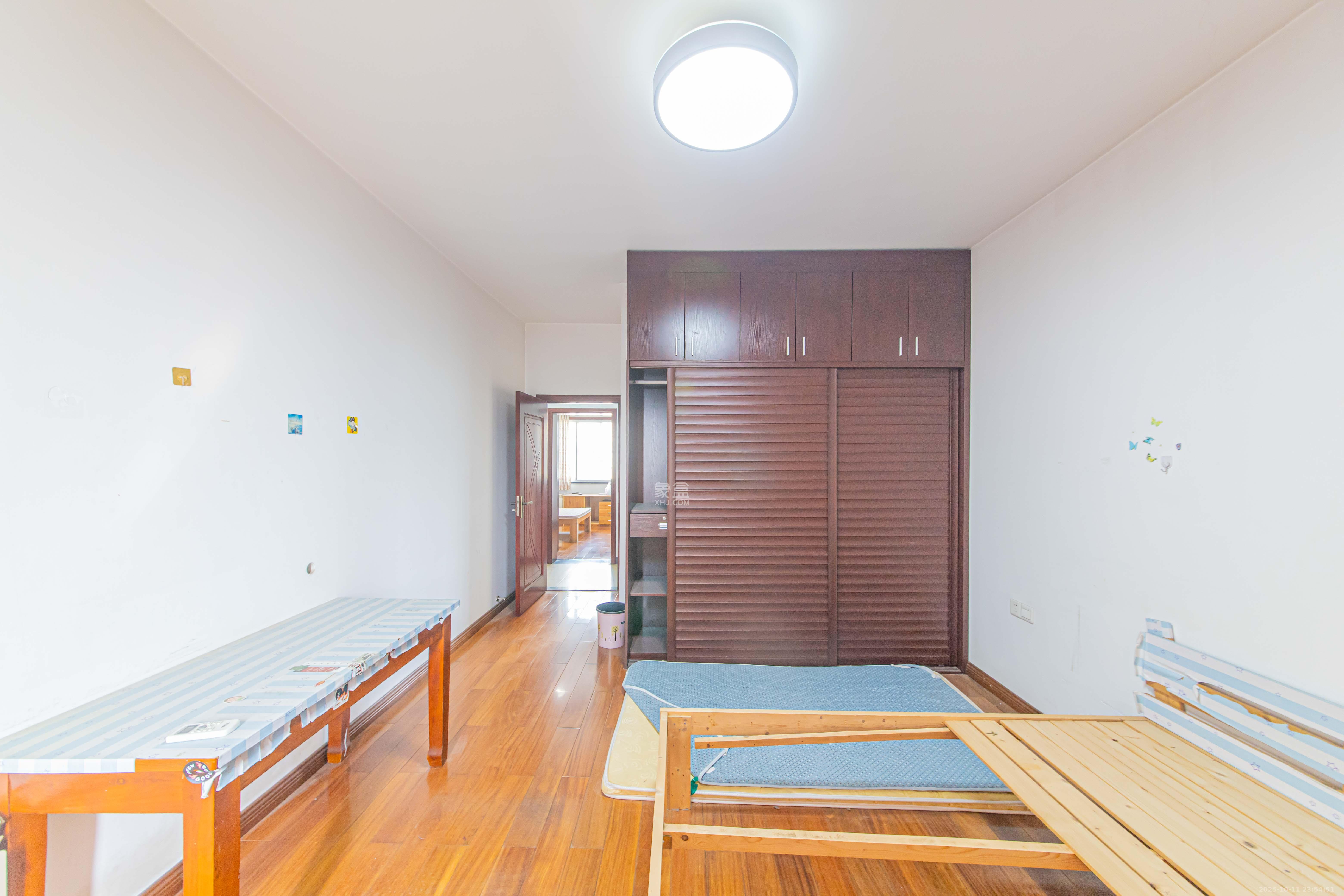 九峰小区(一二三四区) 4室2厅2卫 264.0万 九峰小区(一二三四区) 4室2厅2卫 264.0万卧室