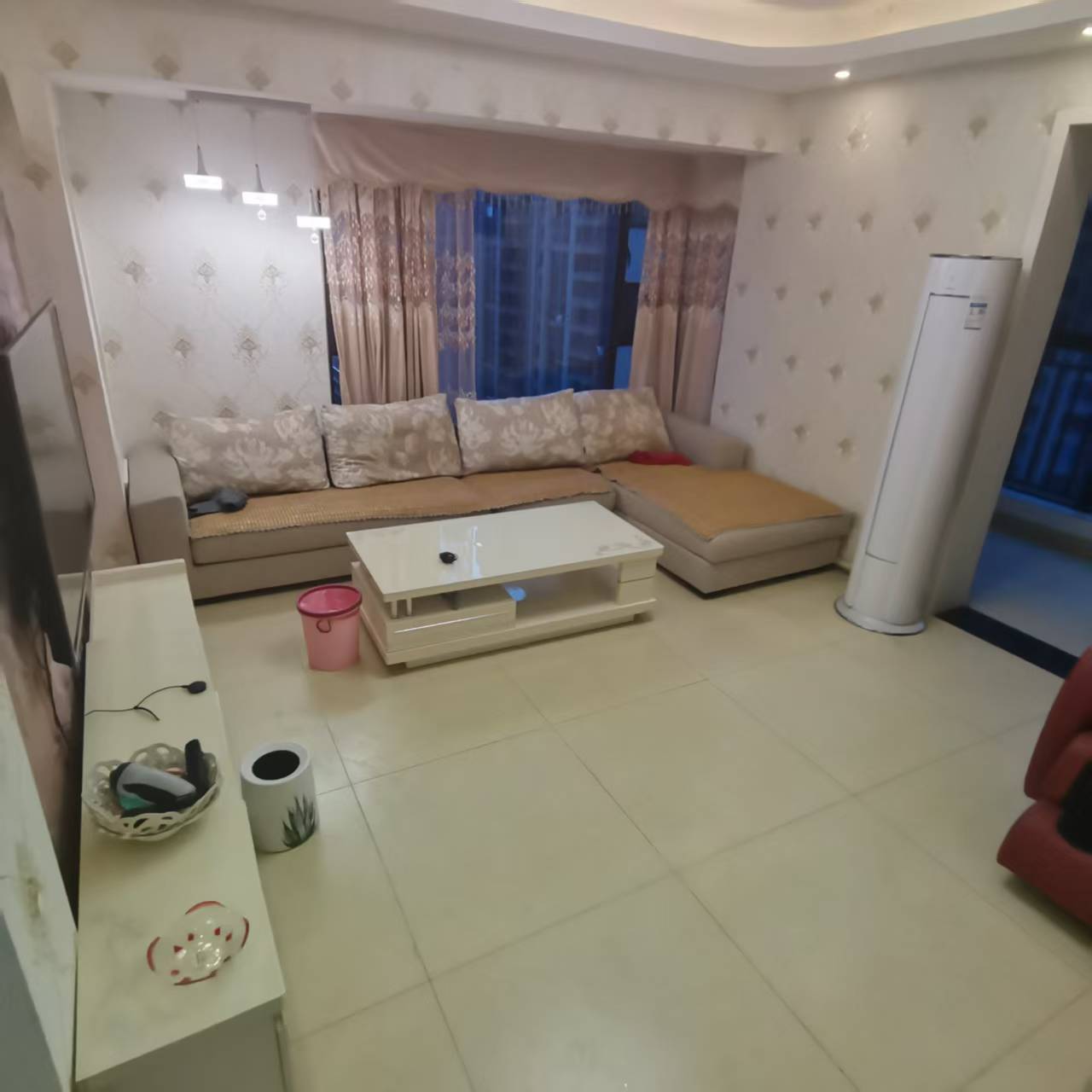 铂金汉宫  3室2厅2卫    2000.0元/月