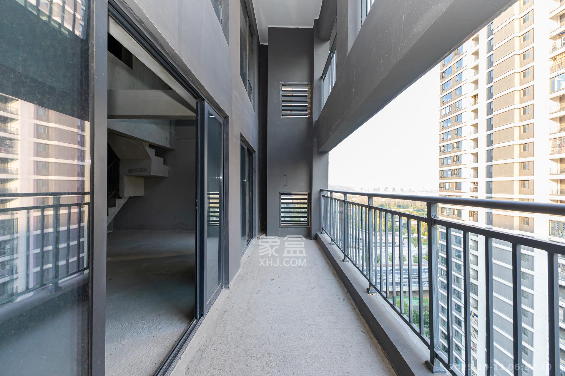 越秀湘江星汇城一期 4室2厅2卫 136.0万 越秀湘江星汇城一期 4室2厅2卫 136.0万阳台