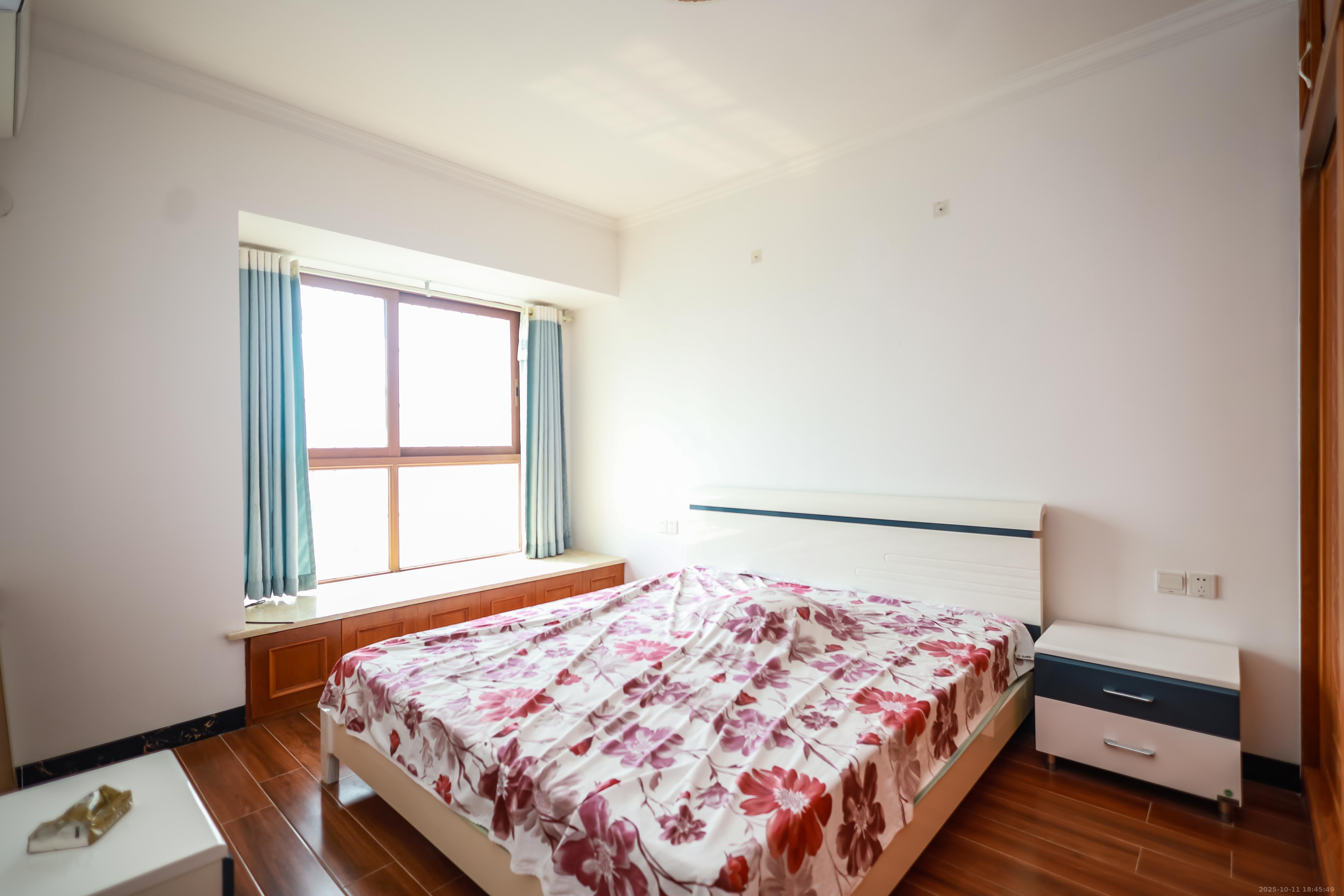 天麓尚层  3室2厅1卫    70.0万卧室