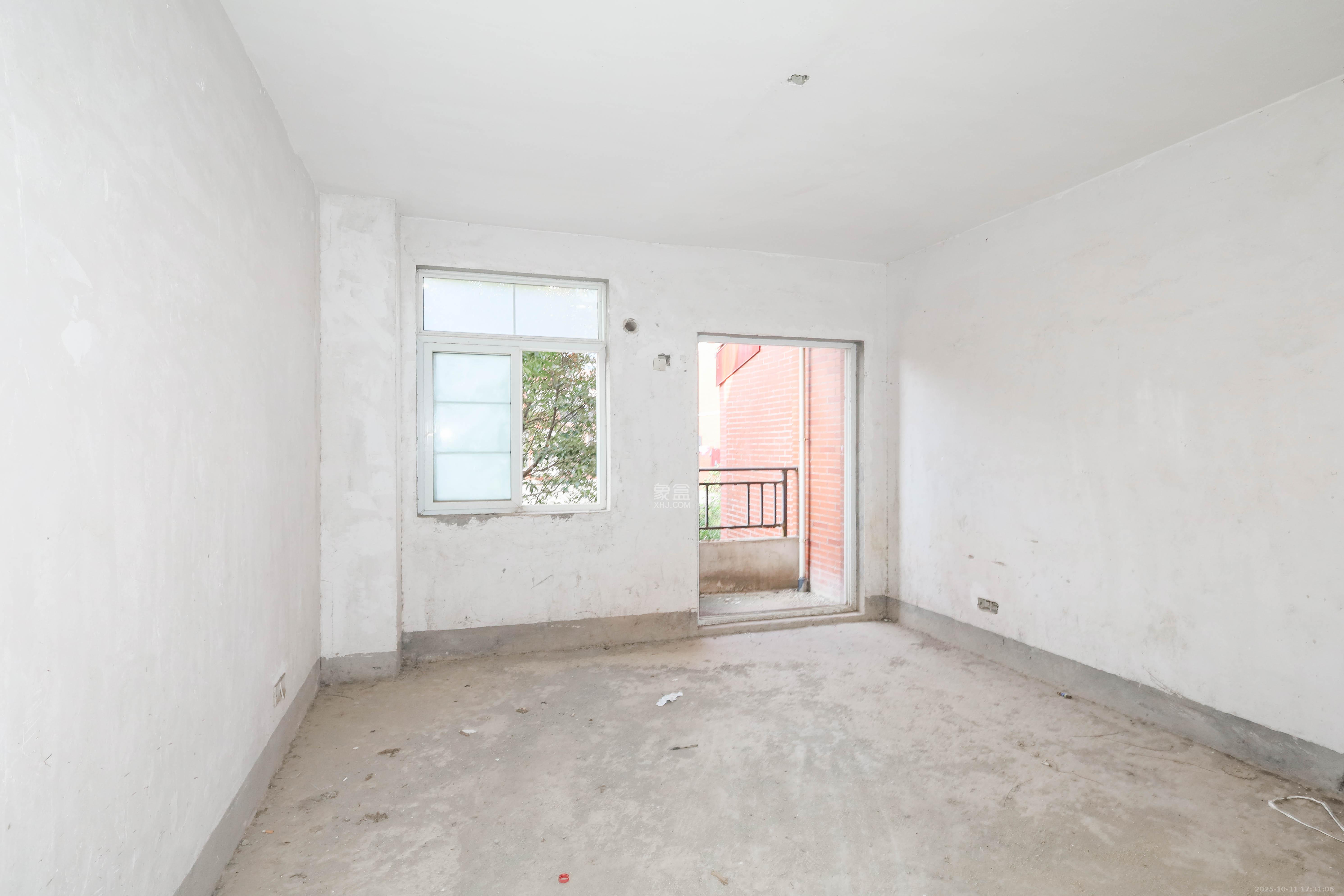 山水英伦  5室3厅3卫    235.0万卧室