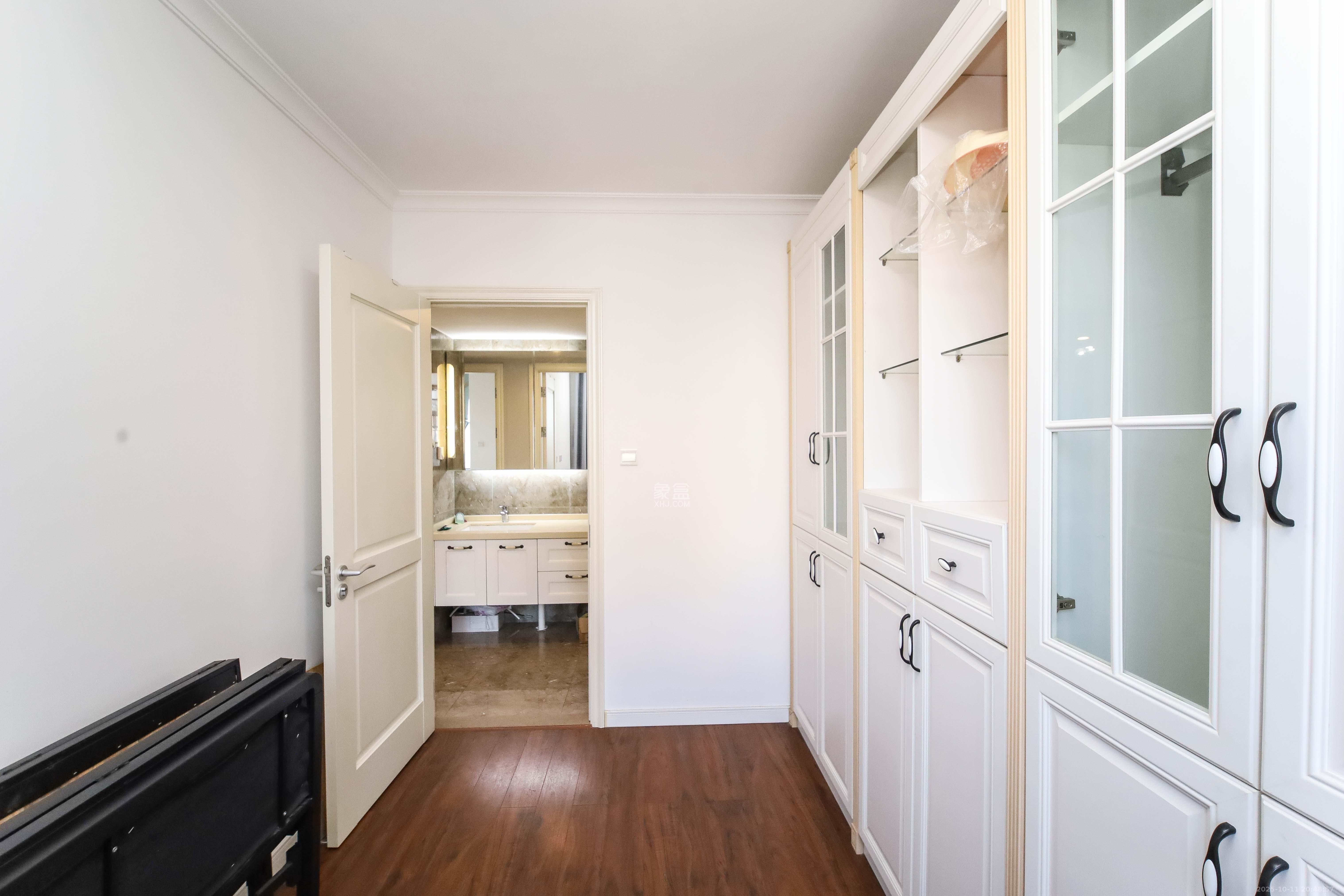 万科金域蓝湾  3室2厅2卫    125.0万卧室