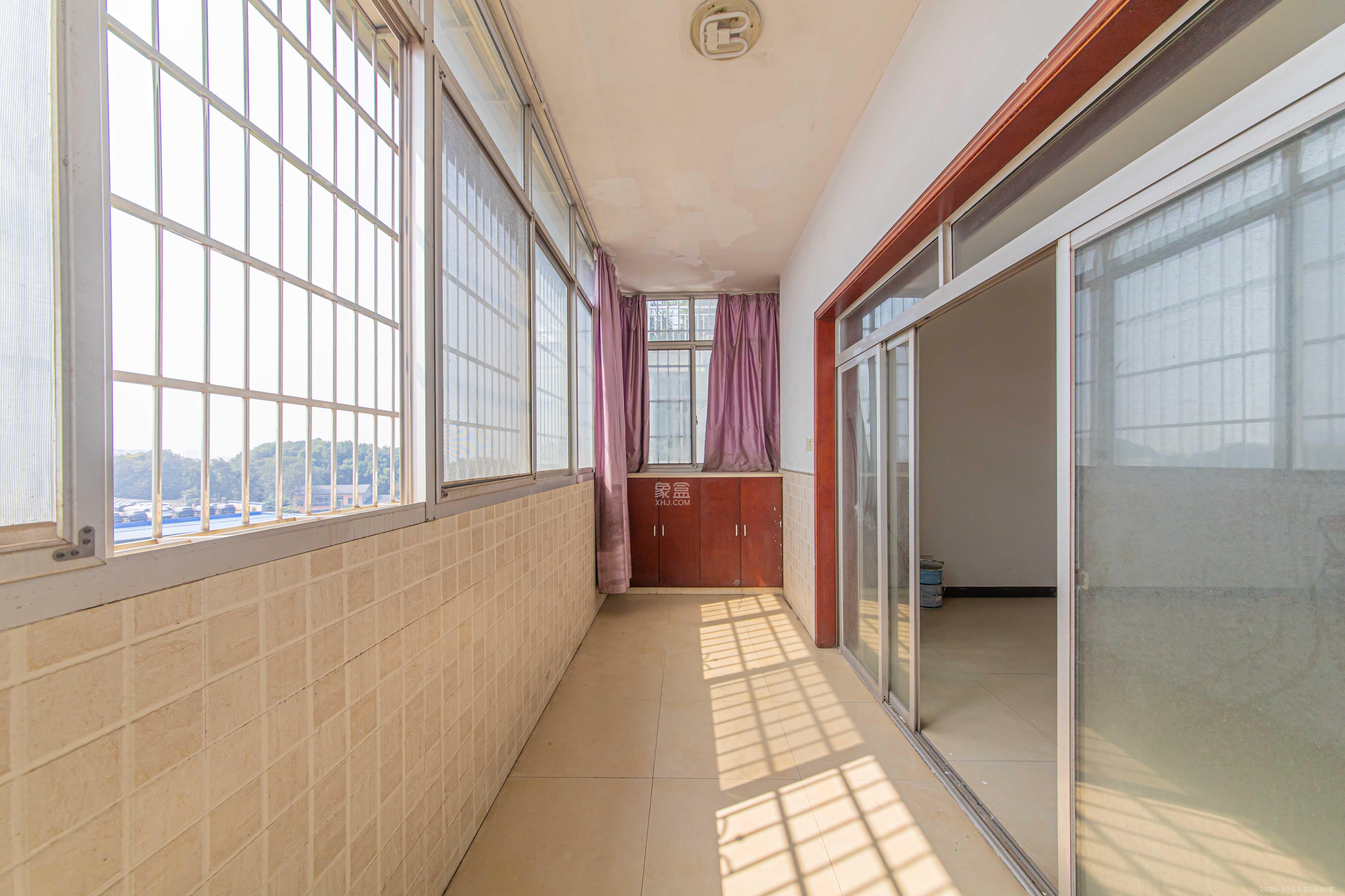 九峰小区(一二三四区) 4室2厅2卫 264.0万 九峰小区(一二三四区) 4室2厅2卫 264.0万阳台