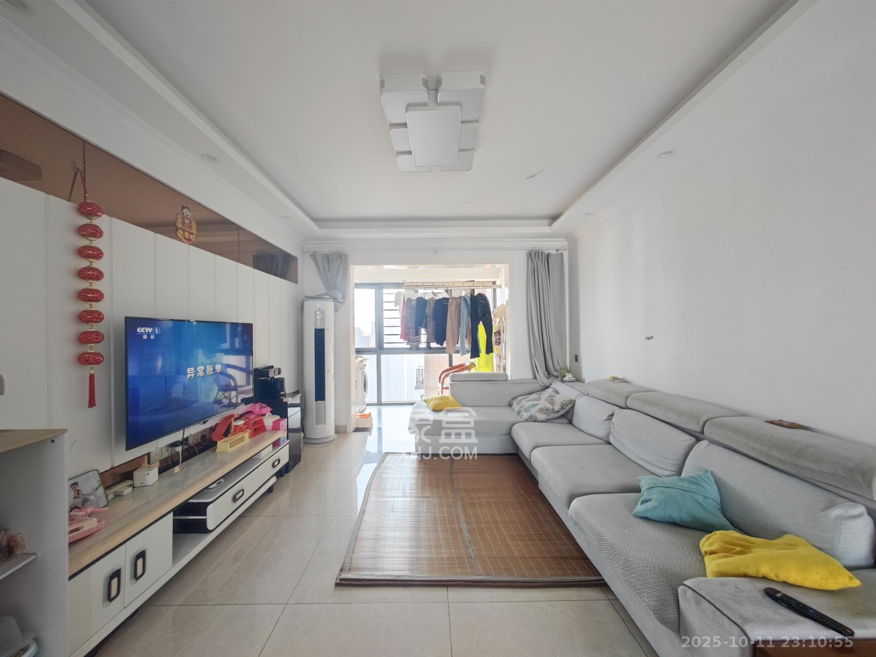 云开壹品樾玺  3室2厅2卫    119.8万客厅