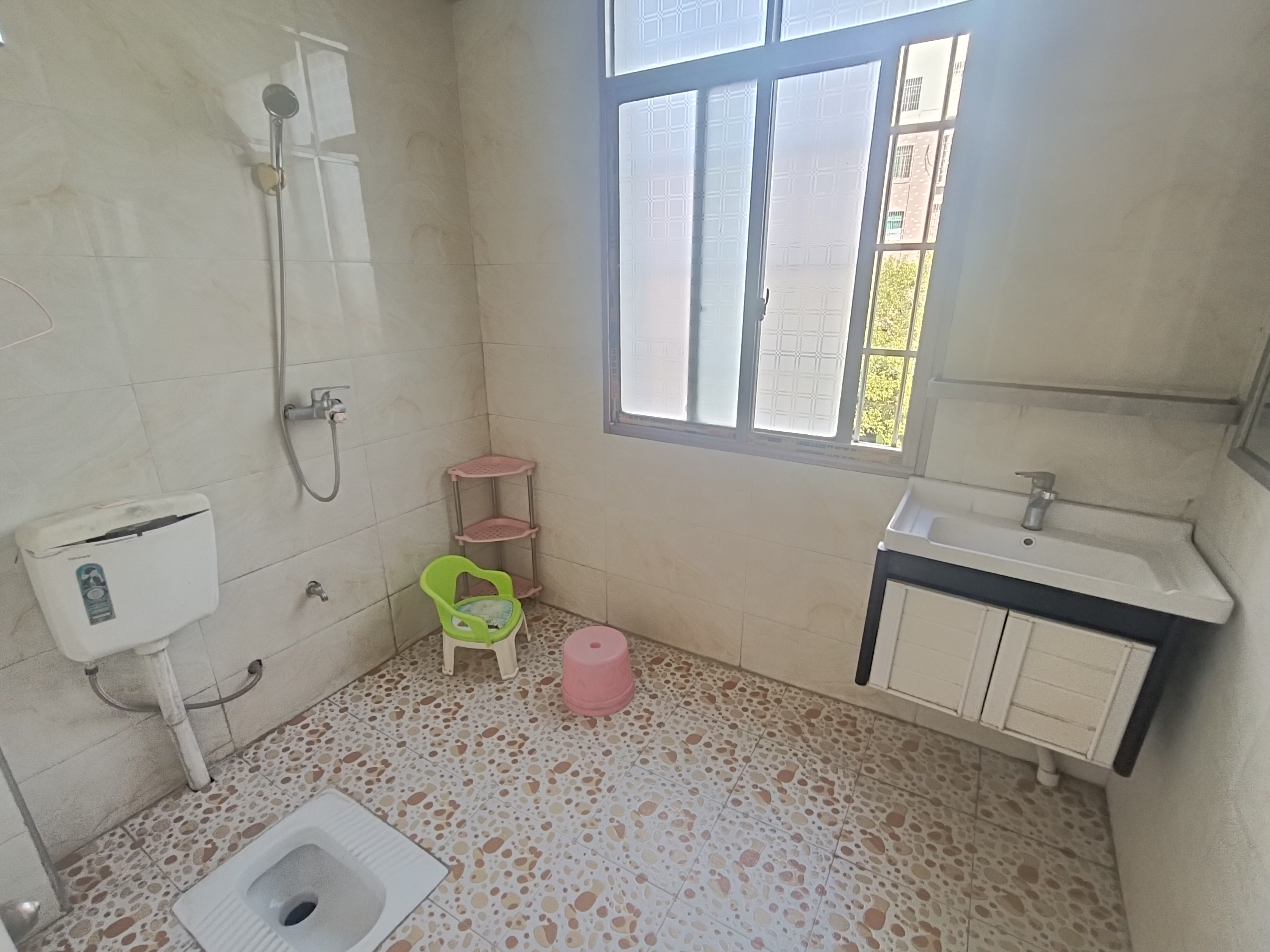 互助小区  3室2厅2卫    1200.0元/月
