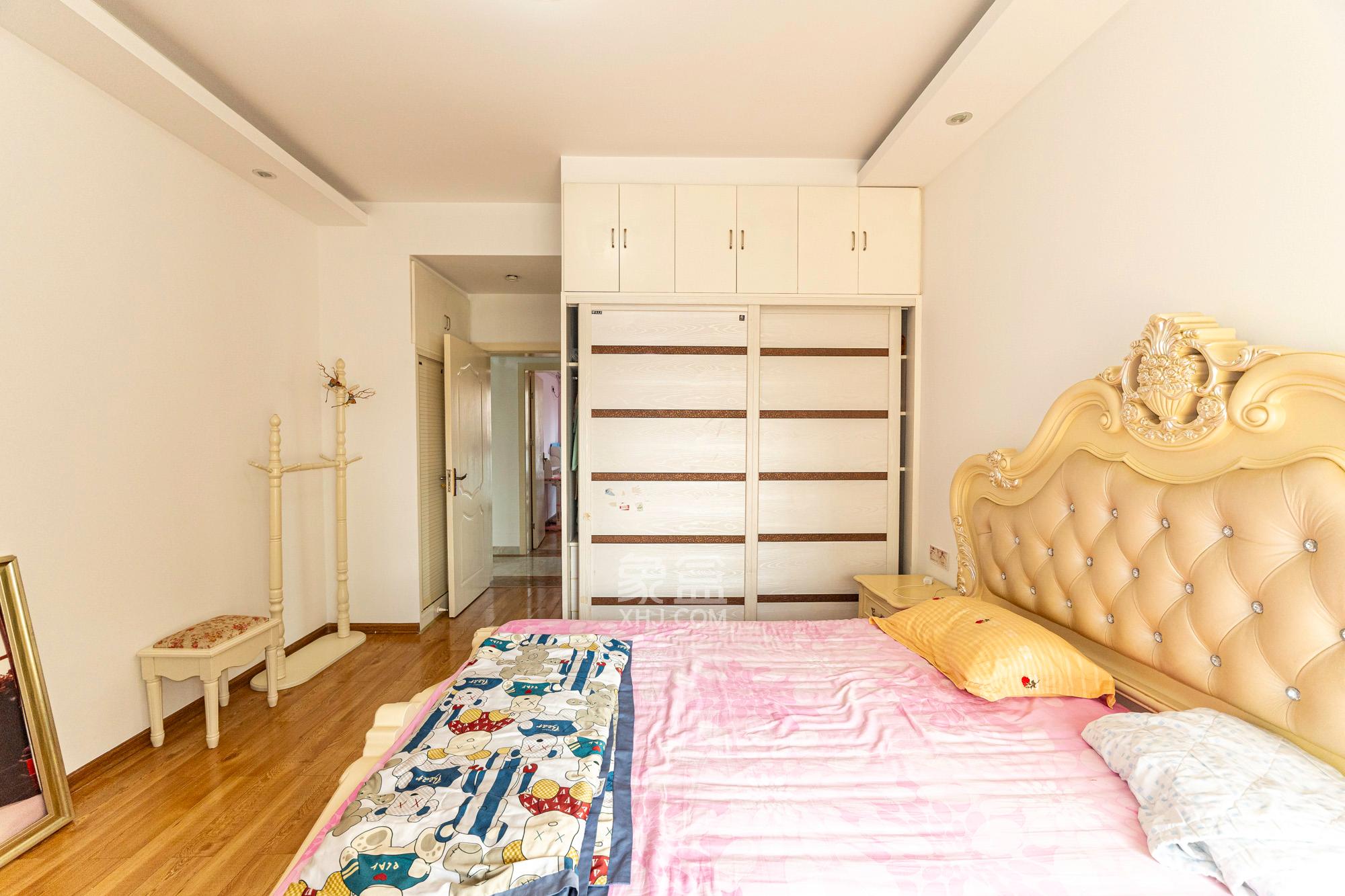 幸福洋房  4室2厅2卫    79.8万卧室