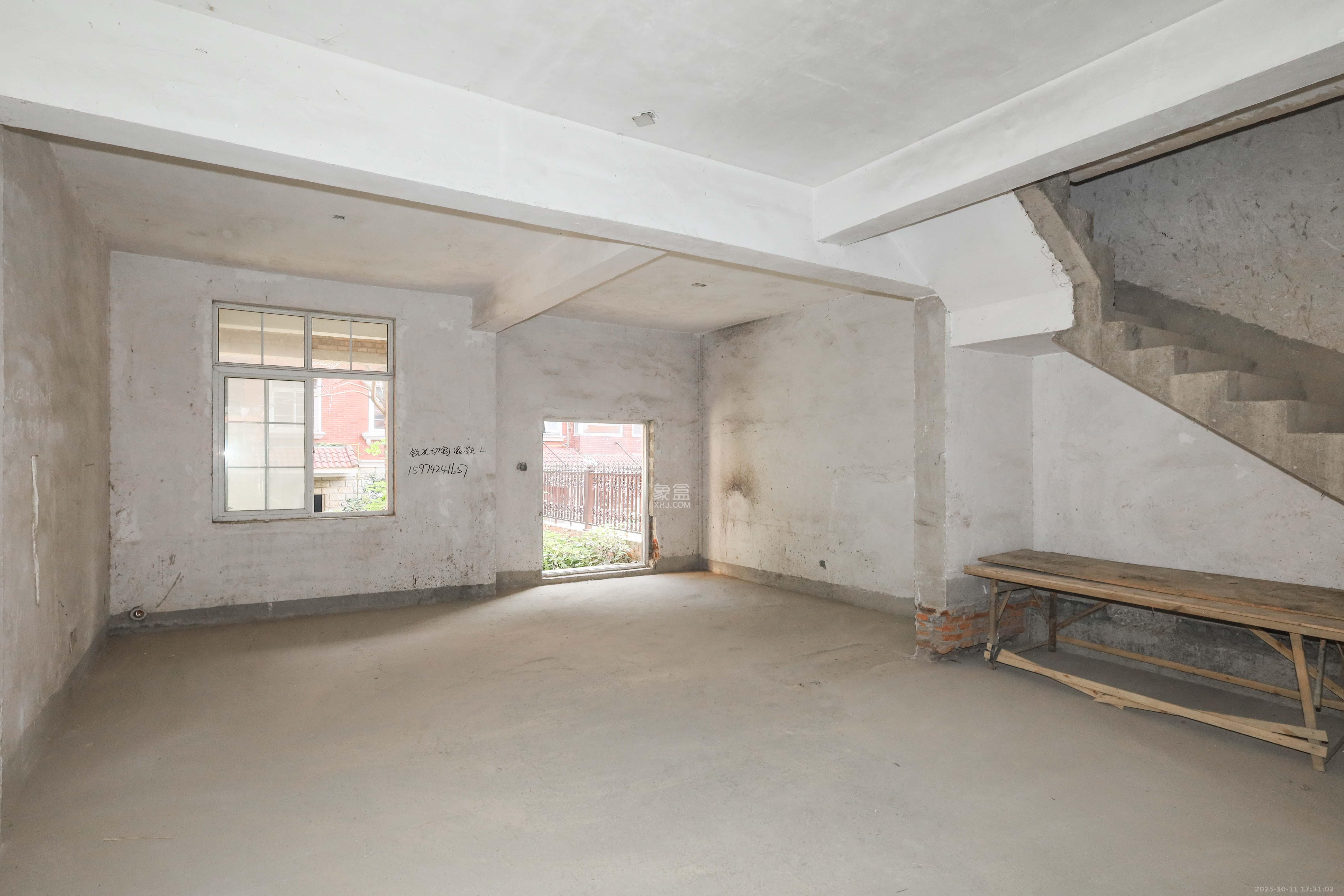 山水英伦 5室3厅3卫 235.0万 山水英伦 5室3厅3卫 235.0万客厅