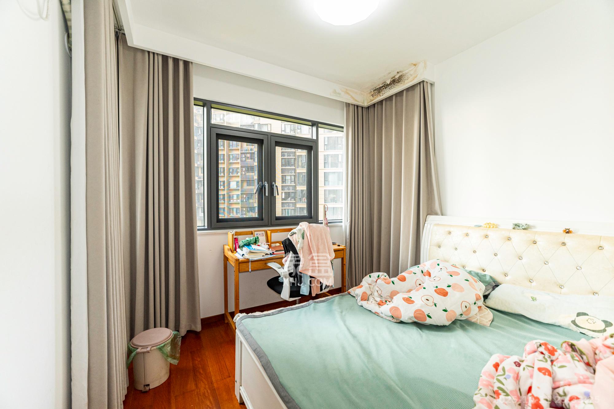 保利香槟国际  4室2厅2卫    130.0万卧室