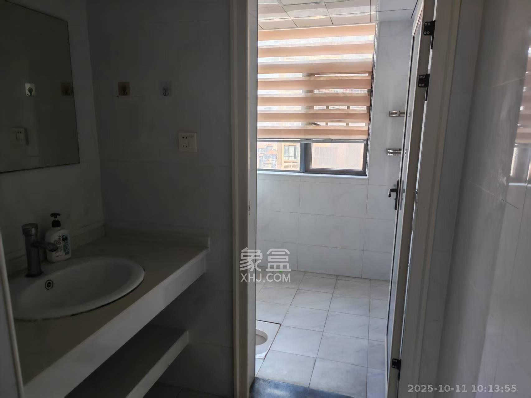 和美星城 3室2厅2卫 2200.0元/月 和美星城 3室2厅2卫 2200.0元/月室内图