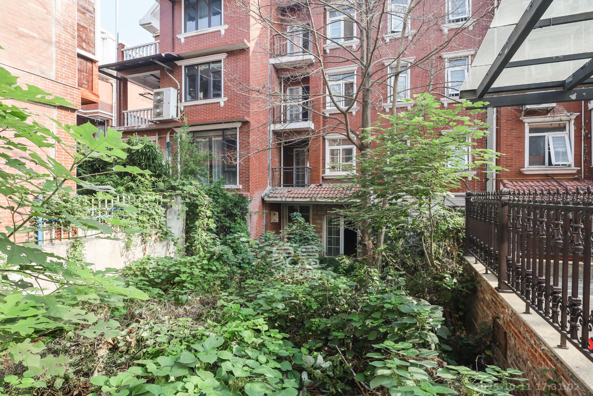 山水英伦  5室3厅3卫    235.0万阳台