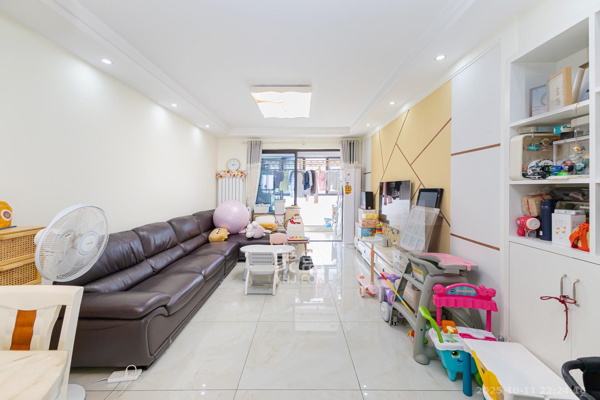 龙湖湘风原著(龙湖湘风星城) 4室2厅2卫 80.0万 龙湖湘风原著(龙湖湘风星城) 4室2厅2卫 80.0万客厅