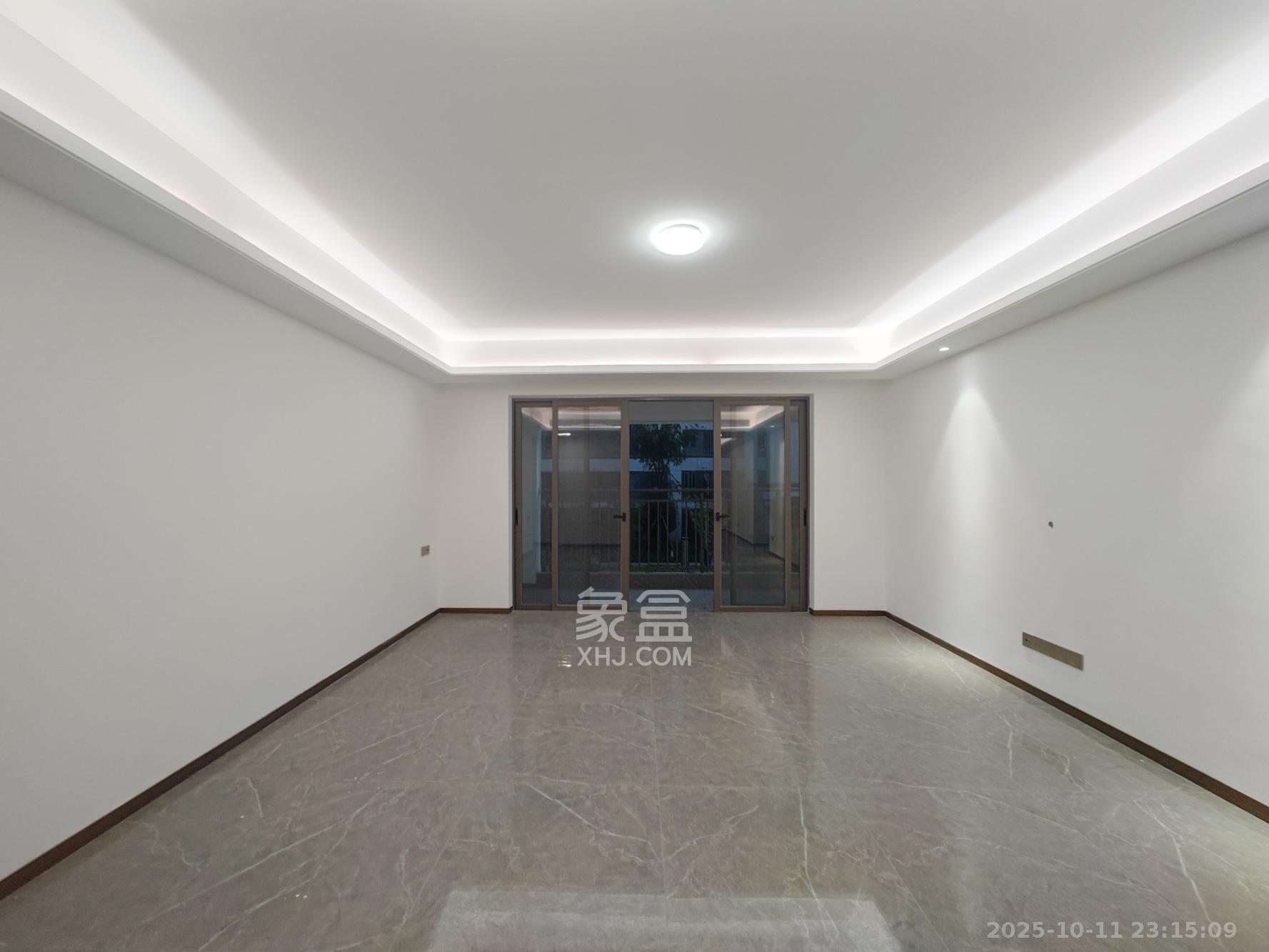 弘阳阳光城天宸府 4室2厅2卫 185.0万 弘阳阳光城天宸府 4室2厅2卫 185.0万客厅