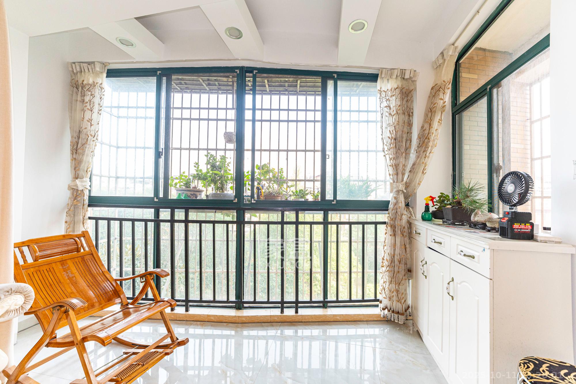 幸福洋房  4室2厅2卫    79.8万阳台