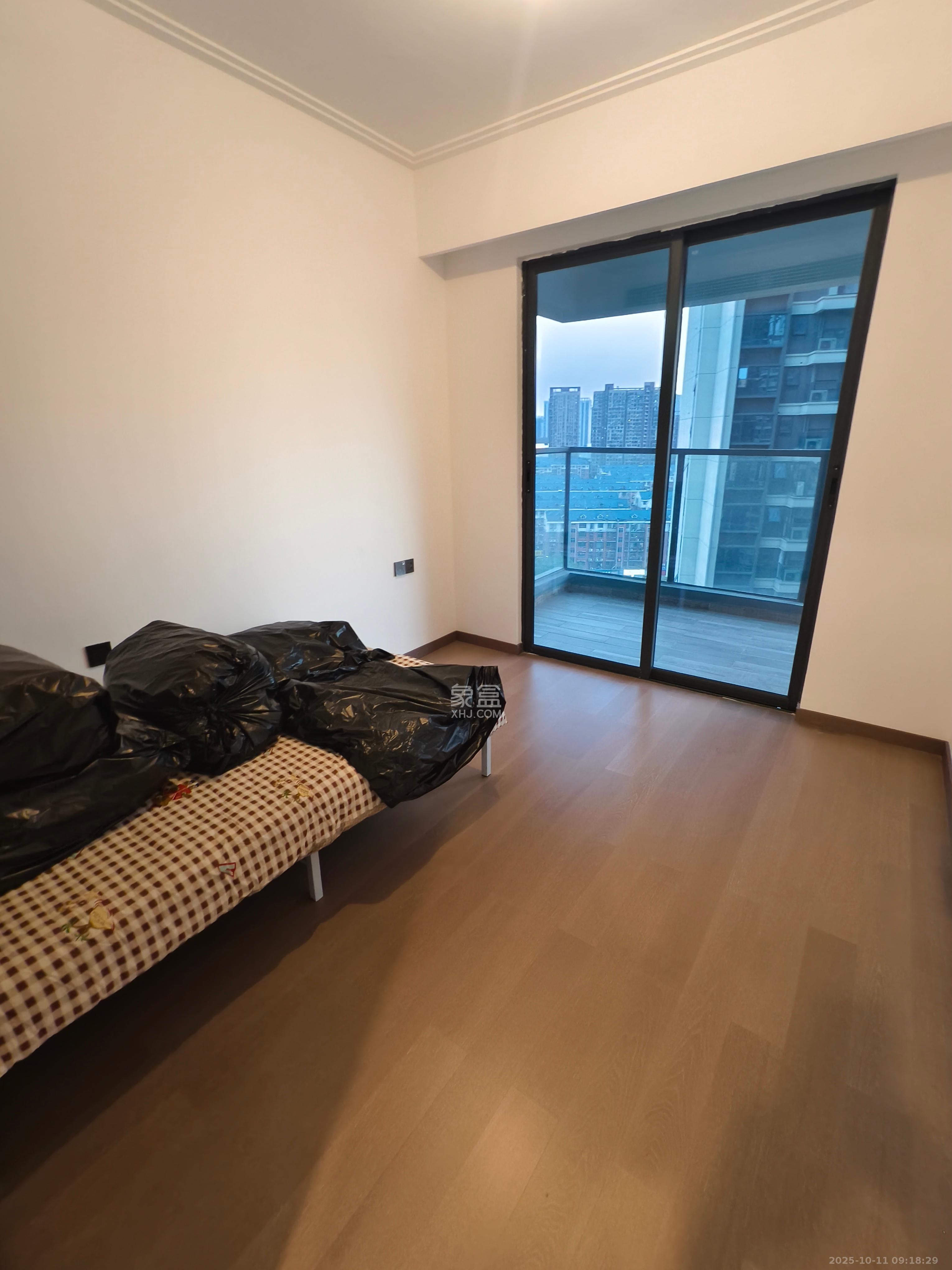 绿地V岛  3室2厅2卫    3500.0元/月 绿地V岛  3室2厅2卫    3500.0元/月室内图