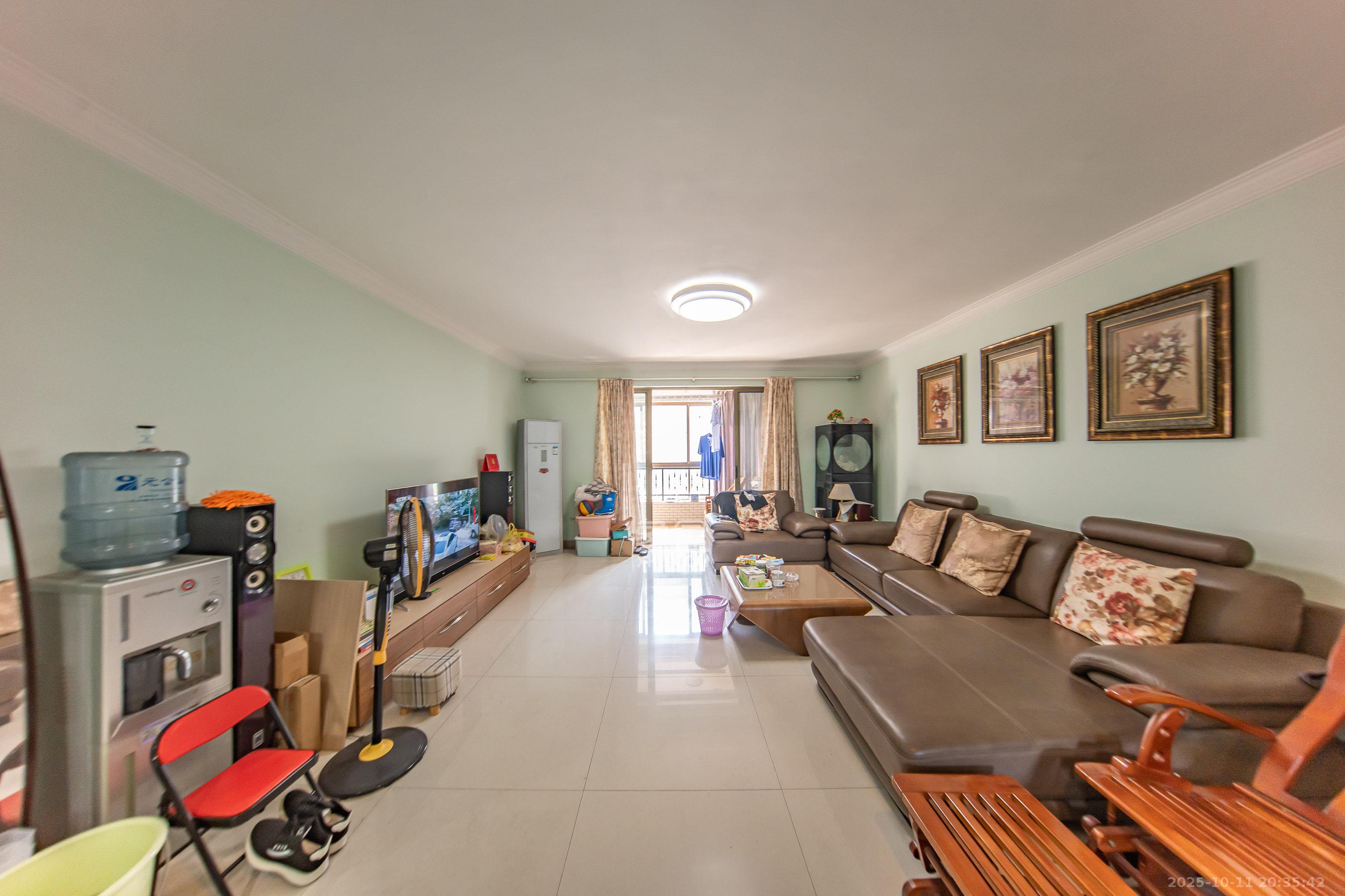 江山帝景雅典  4室2厅2卫    130.0万客厅