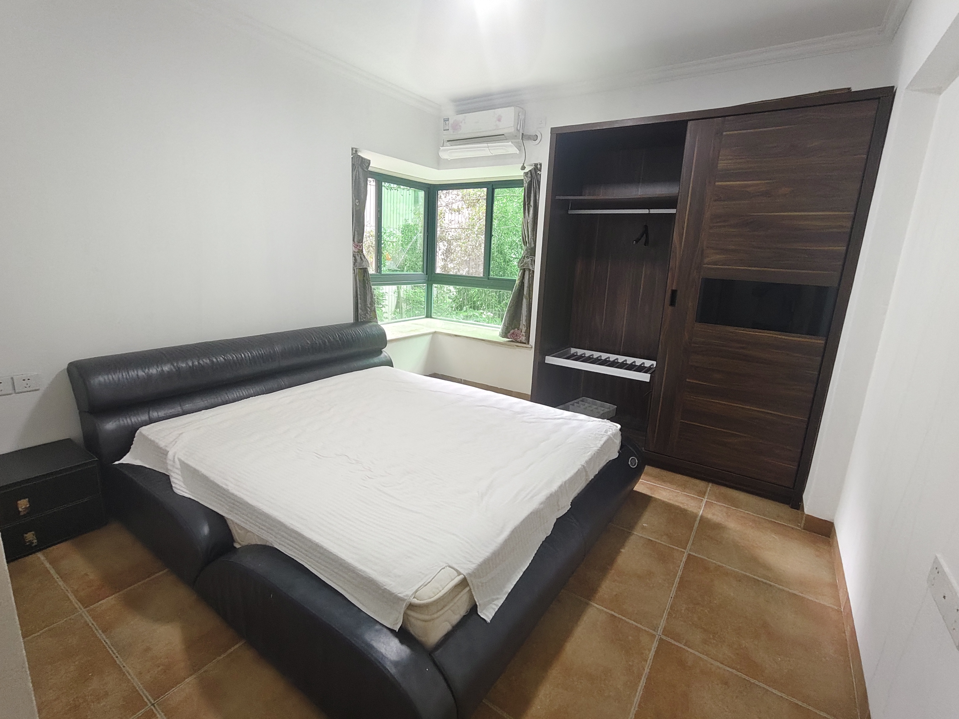 现代花园一期 2室2厅1卫 120.0万 现代花园一期 2室2厅1卫 120.0万客厅