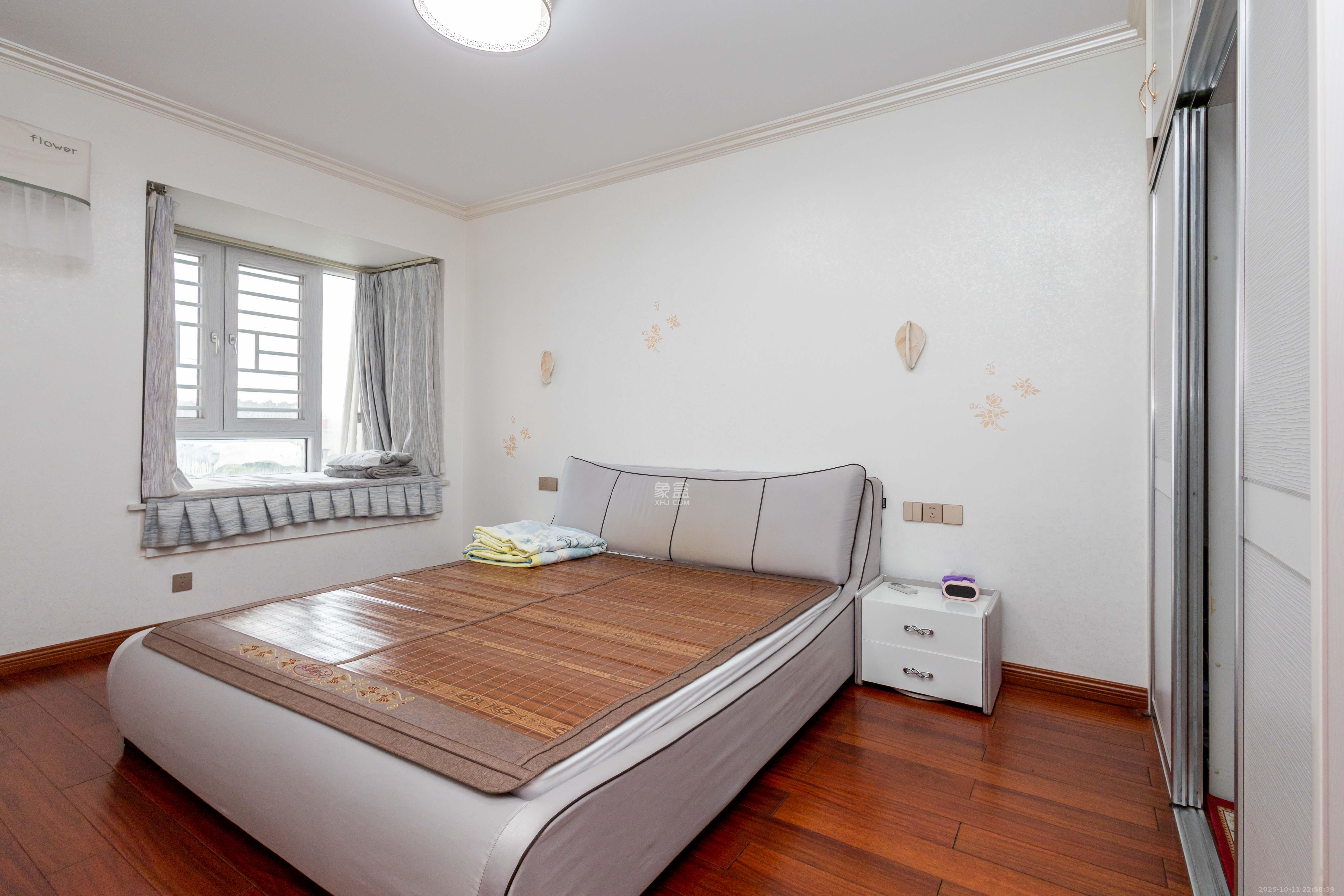 辉宏橄榄城  4室2厅2卫    86.0万 辉宏橄榄城  4室2厅2卫    86.0万卧室