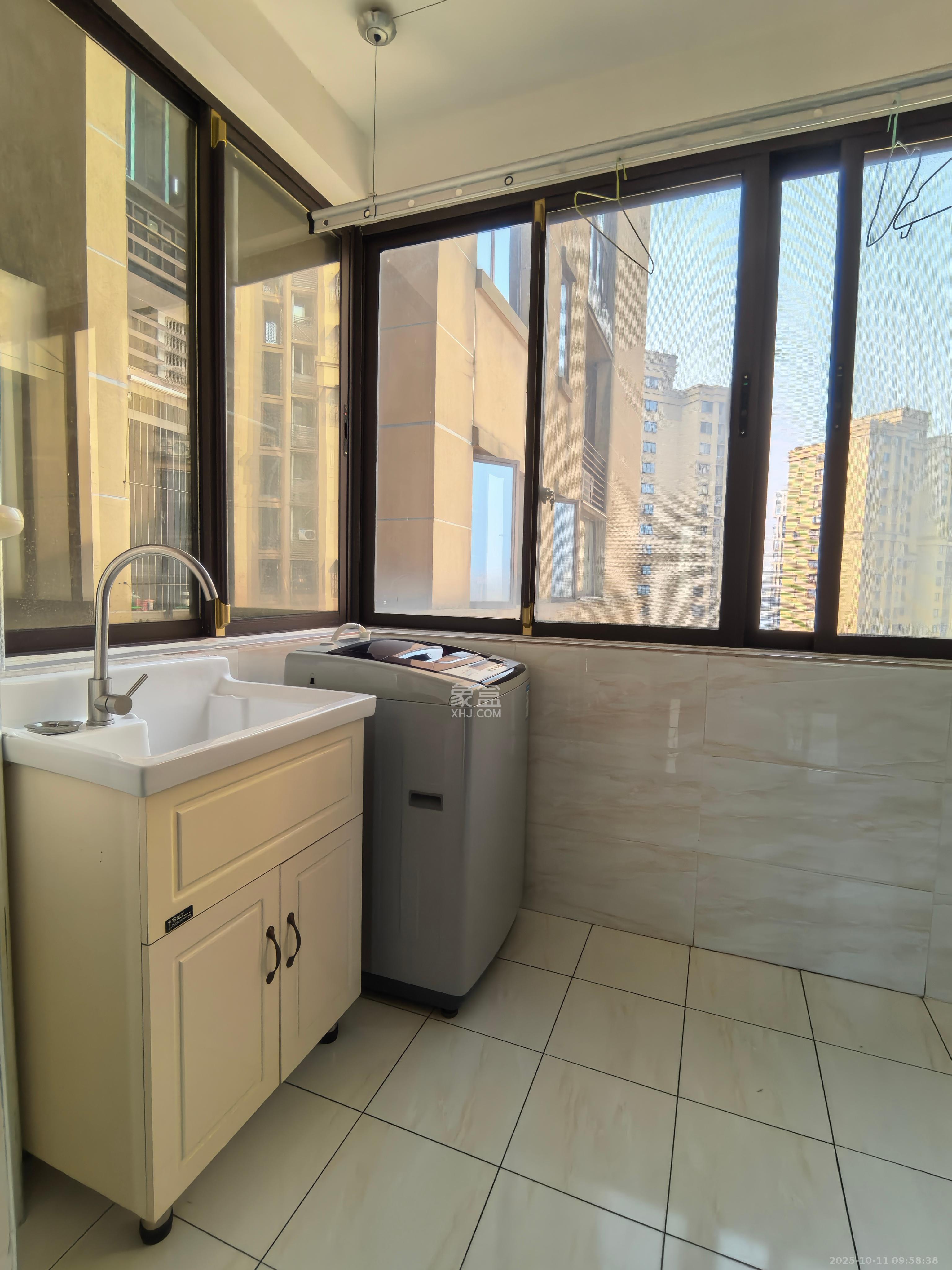 华润置地广场一期  3室2厅2卫    2000.0元/月室内图