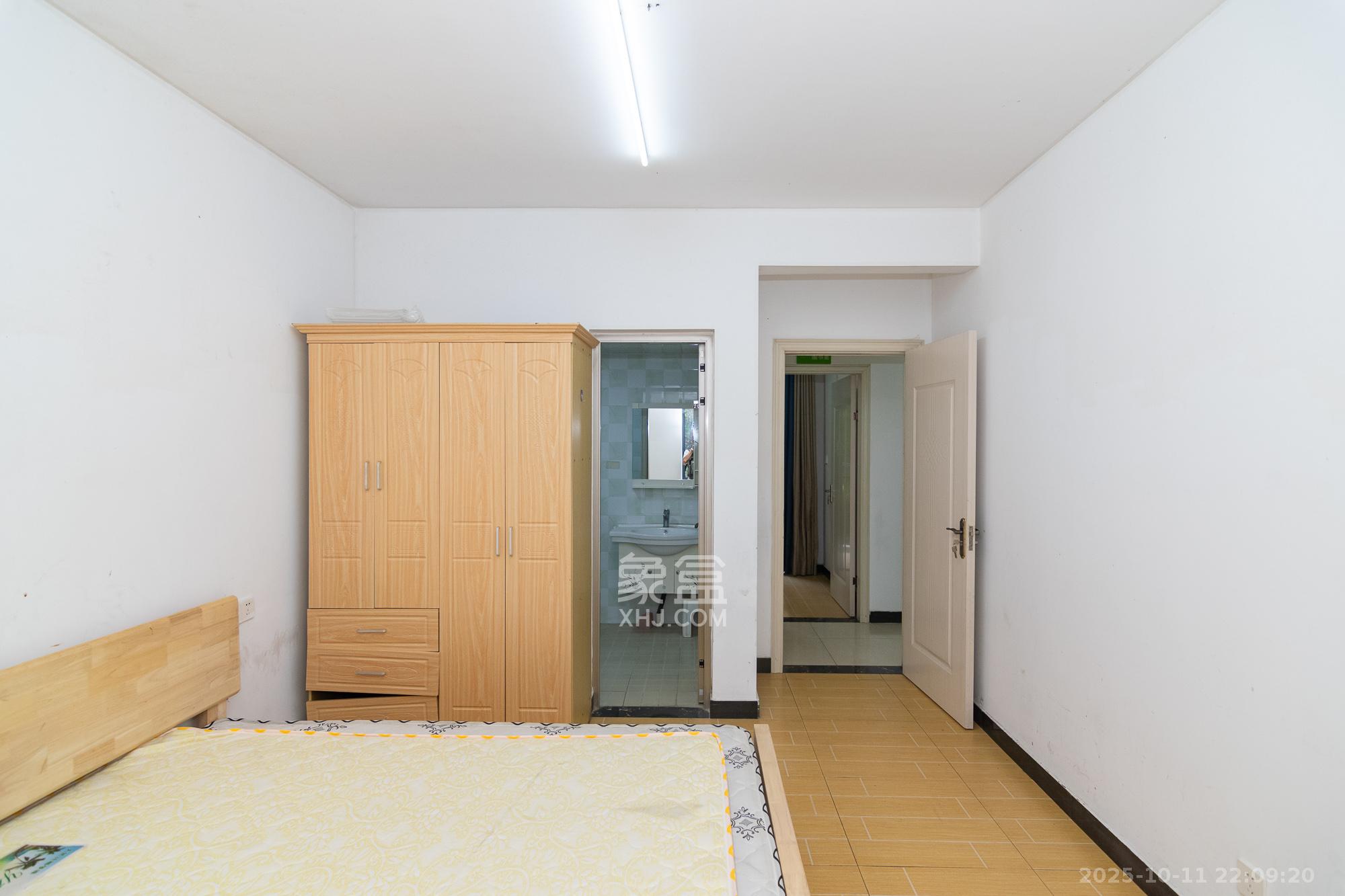 澳海谷山府  5室2厅2卫    80.0万卧室