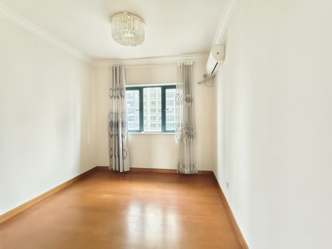 恒大绿洲  3室2厅2卫    1500.0元/月