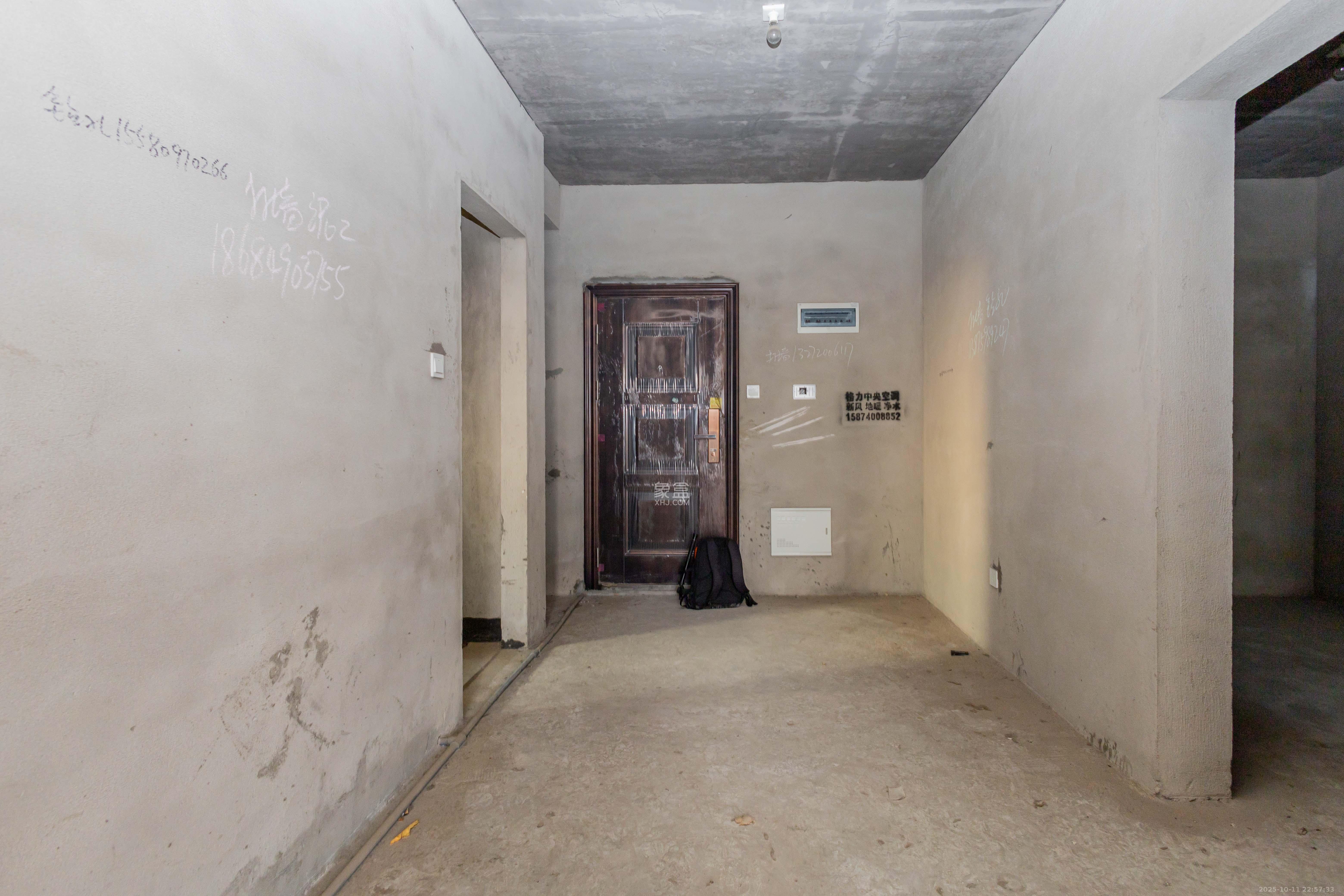 爵世名邸东湖（东湖壹号企业总部基地）  2室2厅1卫    56.8万客厅