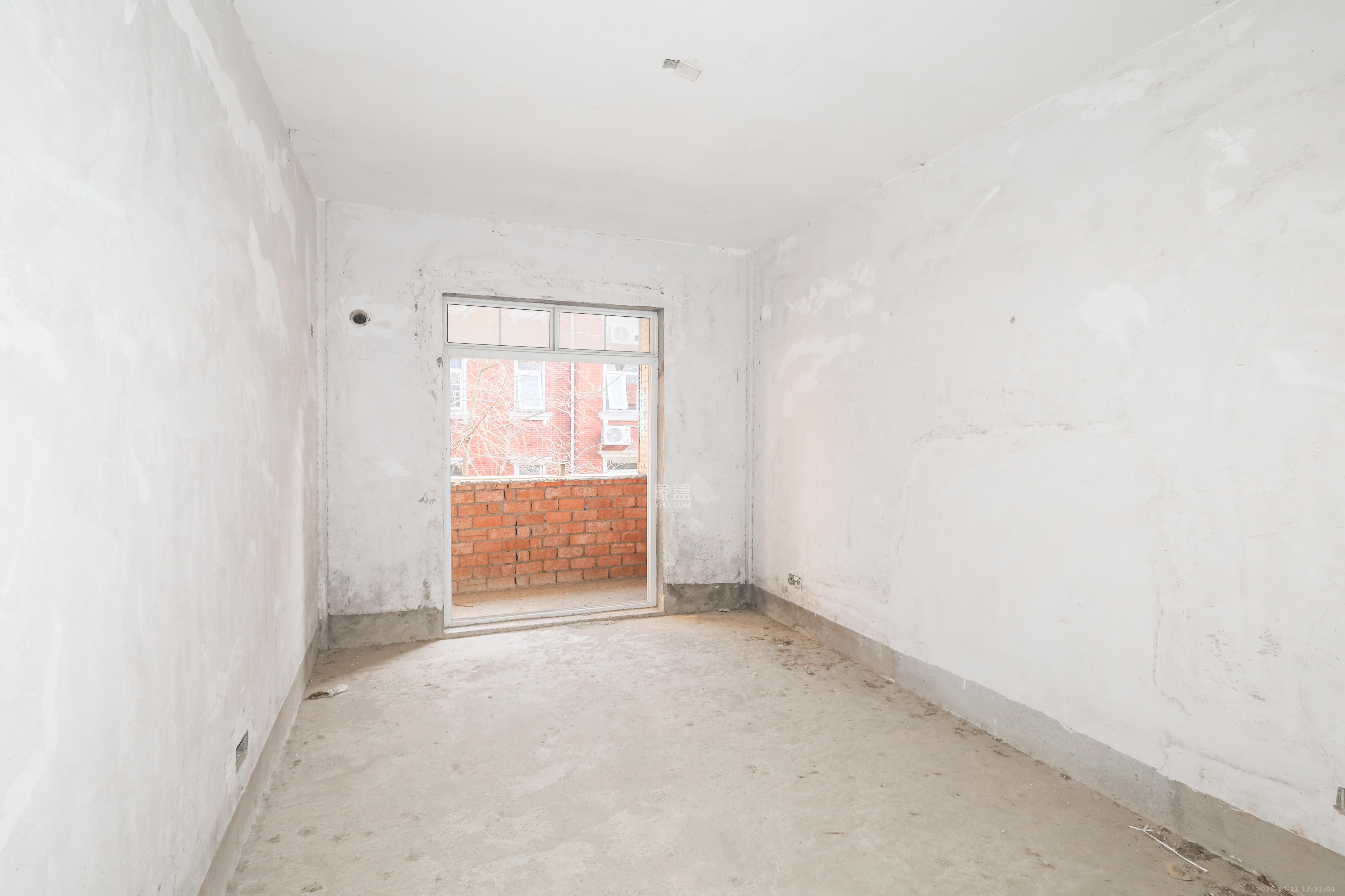 山水英伦  5室3厅3卫    235.0万卧室