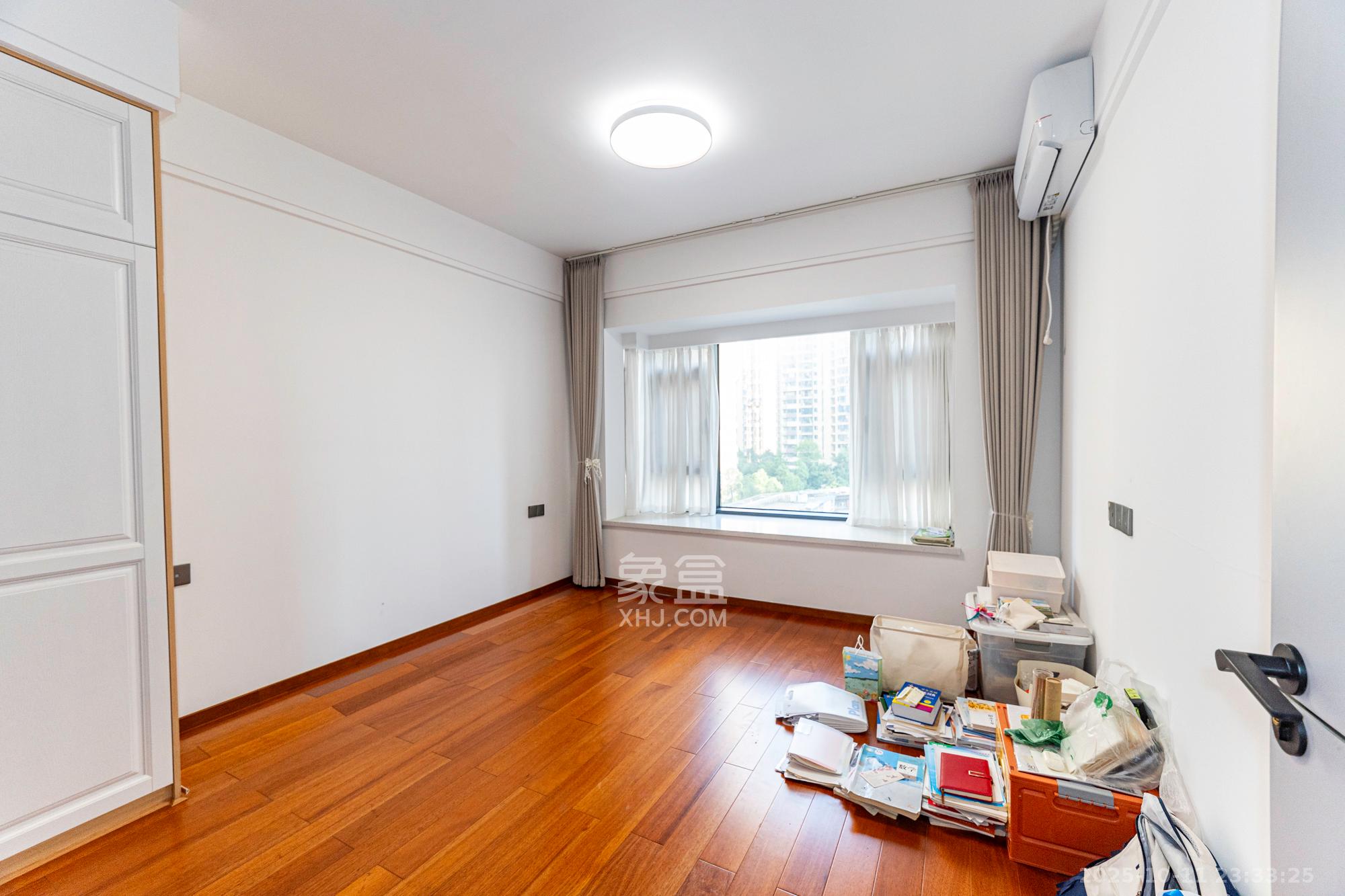 保利香槟国际 4室2厅2卫 130.0万 保利香槟国际 4室2厅2卫 130.0万卧室