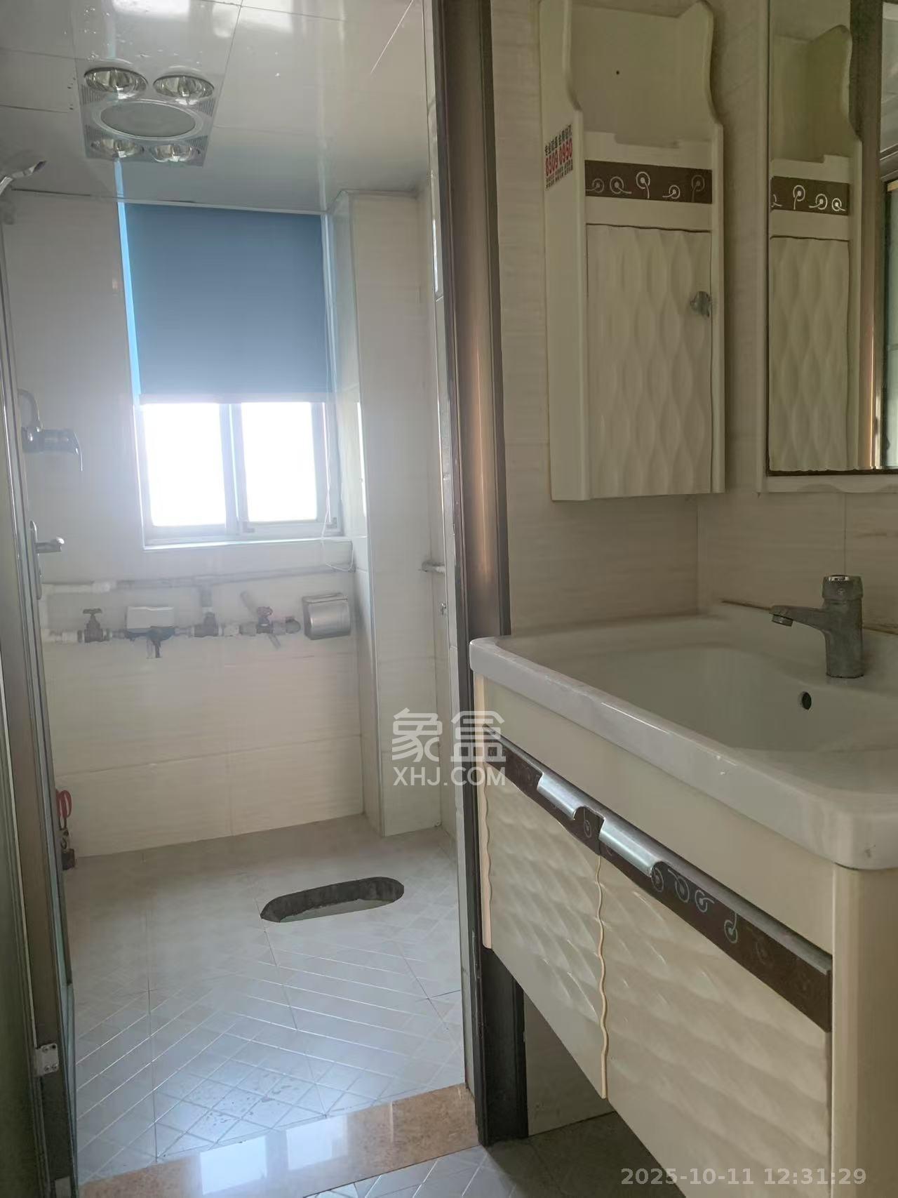 金秋小区  1室2厅1卫    2000.0元/月 金秋小区  1室2厅1卫    2000.0元/月室内图