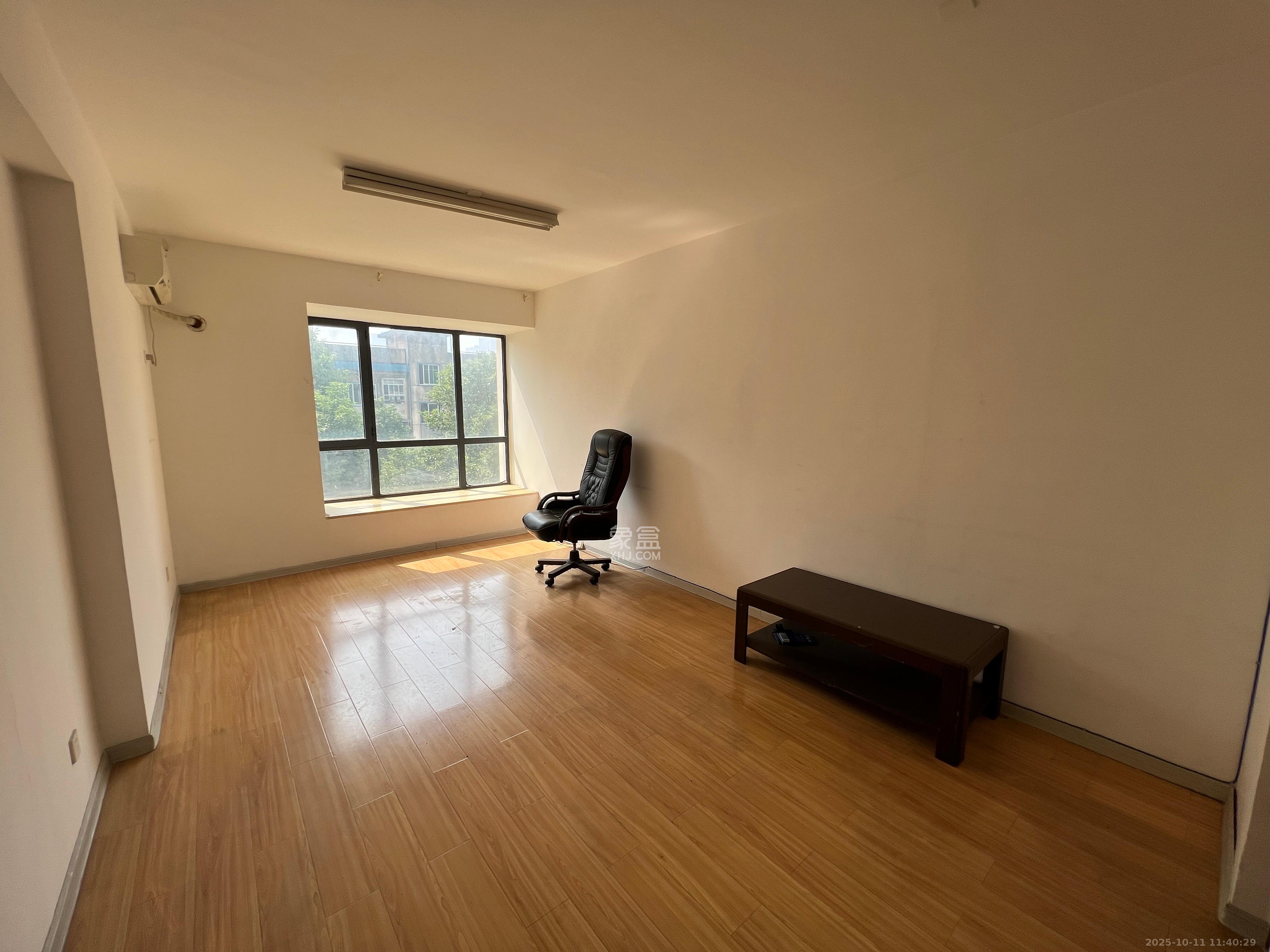 三万英尺  1室0厅2卫    3800.0元/月室内图