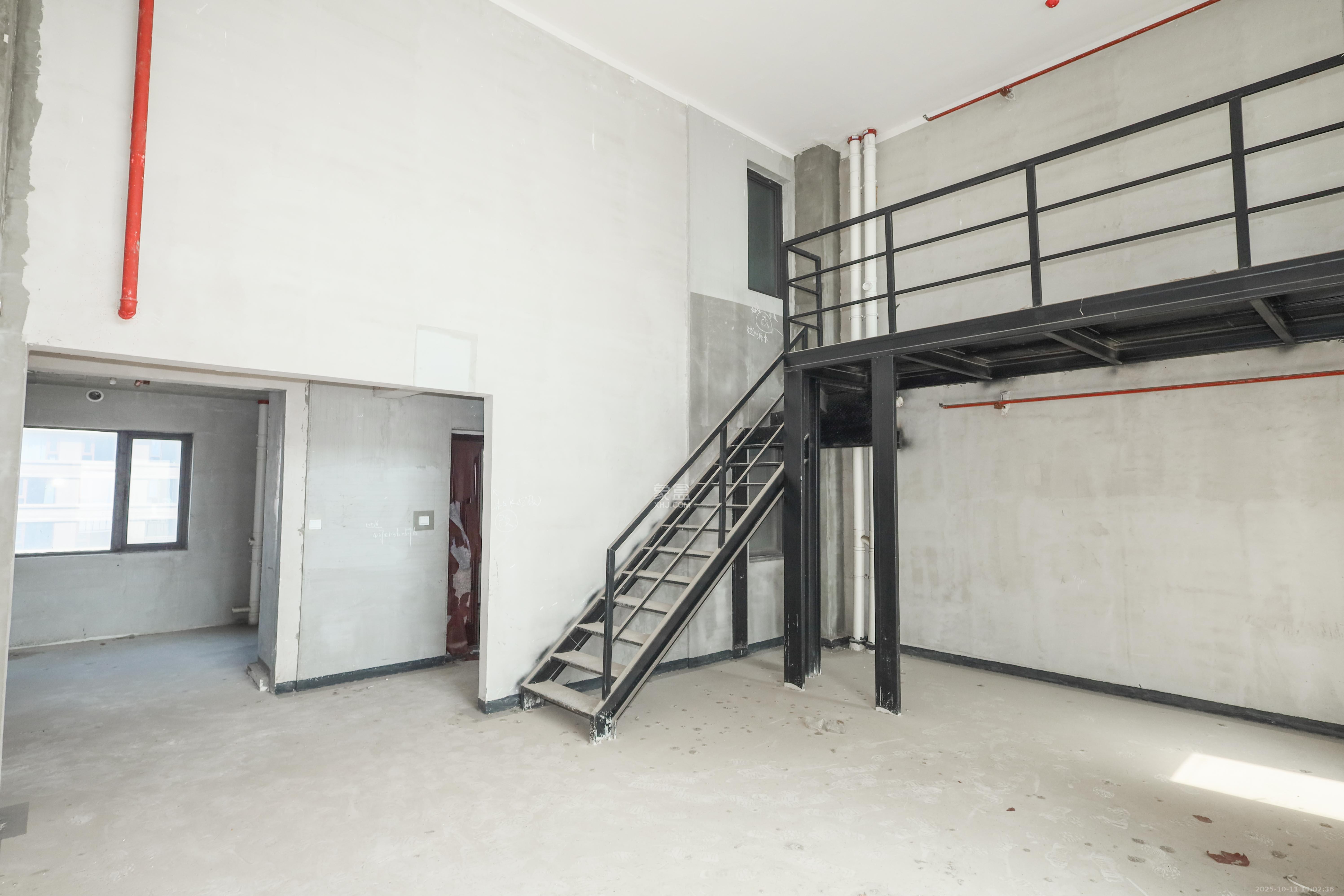 建发央著  4室2厅2卫    205.0万客厅