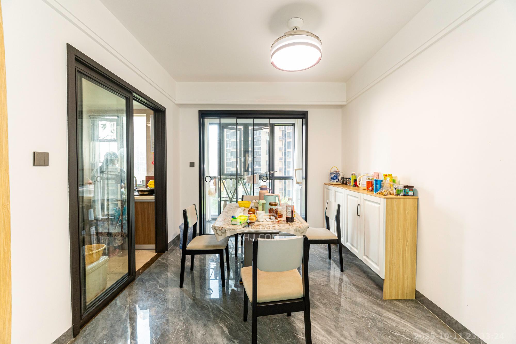 保利香槟国际  4室2厅2卫    130.0万客厅