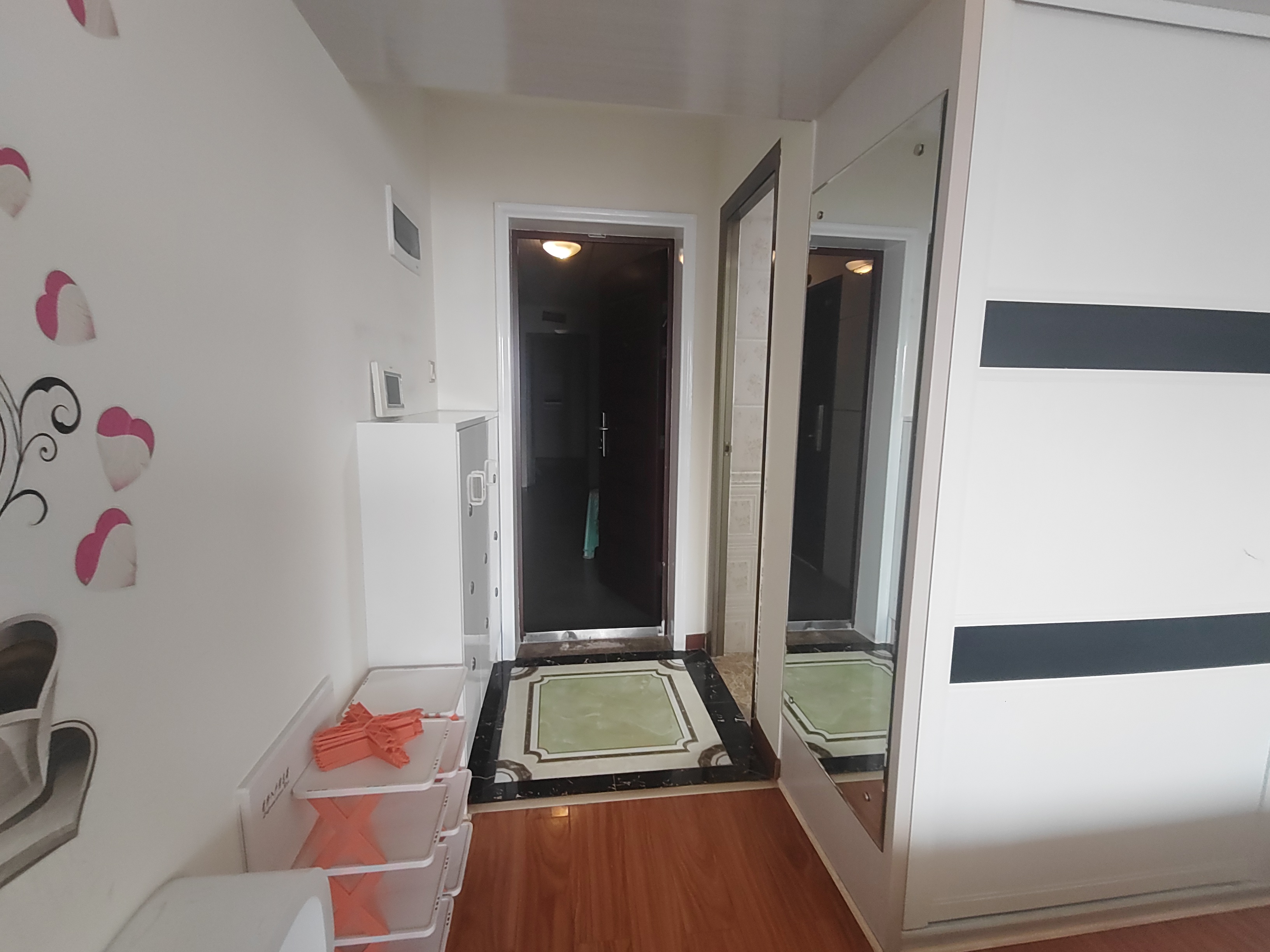 逸臣中央 1室1厅1卫 1500.0元/月 逸臣中央 1室1厅1卫 1500.0元/月室内图