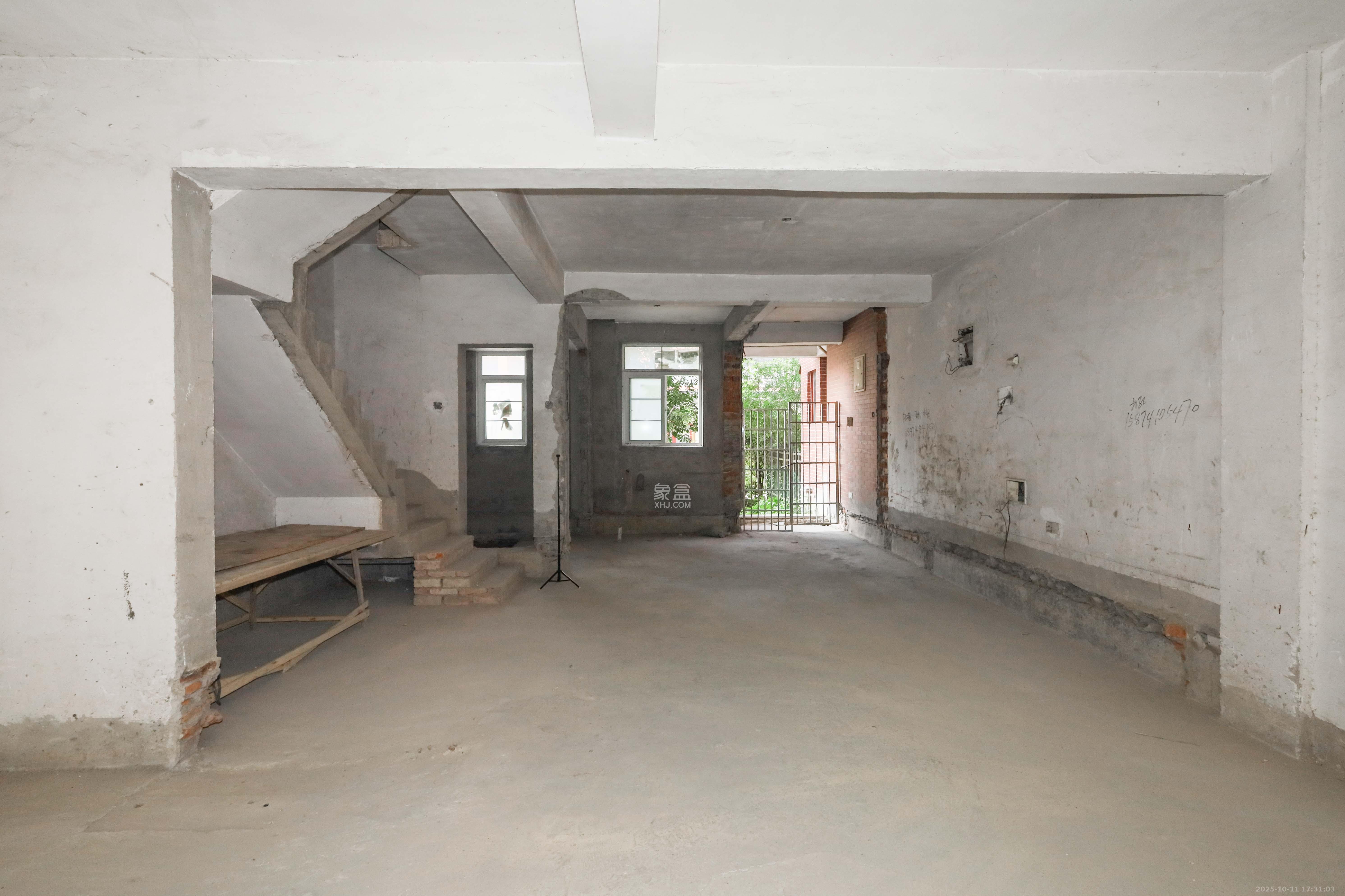 山水英伦  5室3厅3卫    235.0万客厅