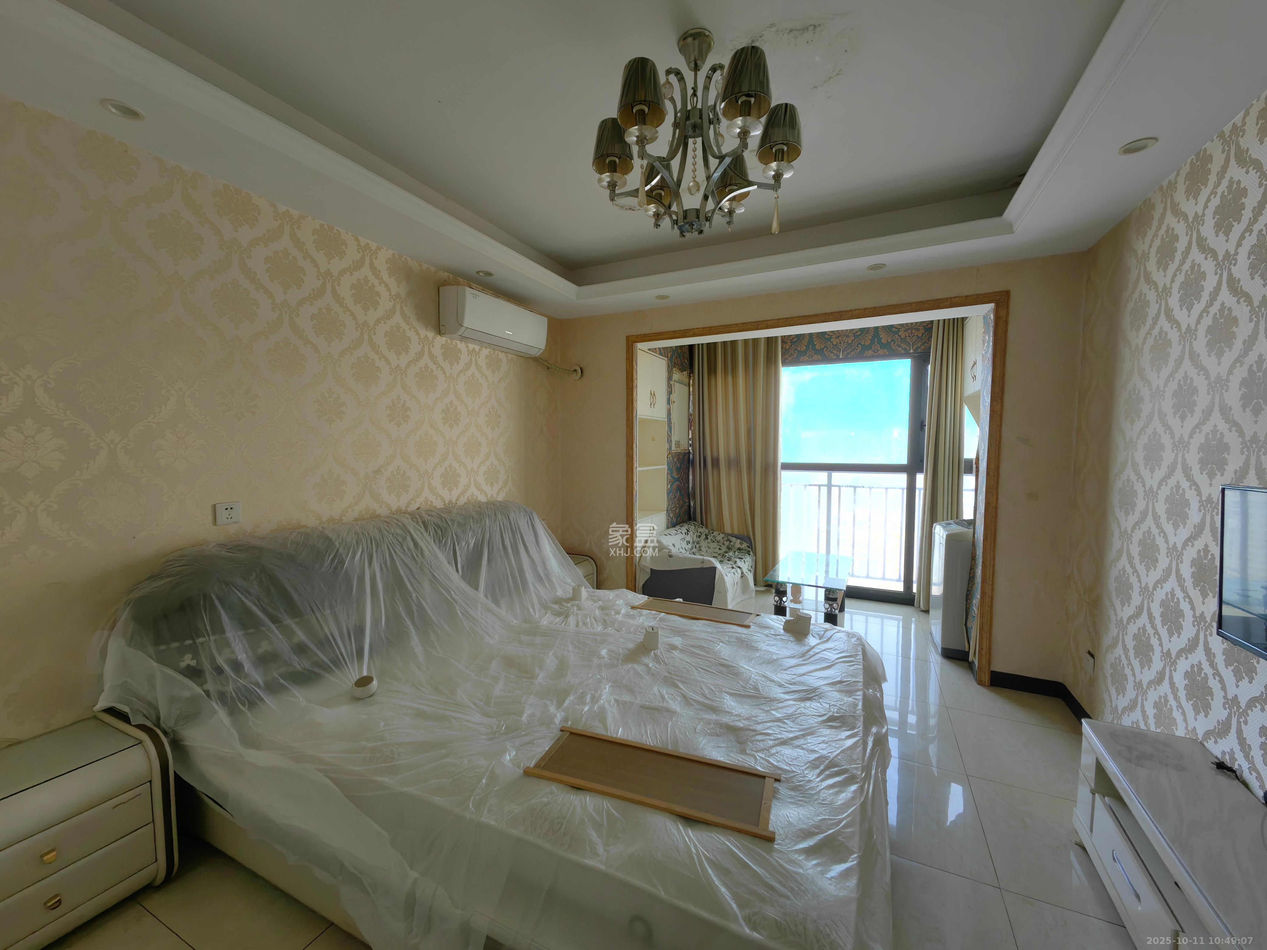 华润五彩城  1室1厅1卫    1300.0元/月 华润五彩城  1室1厅1卫    1300.0元/月