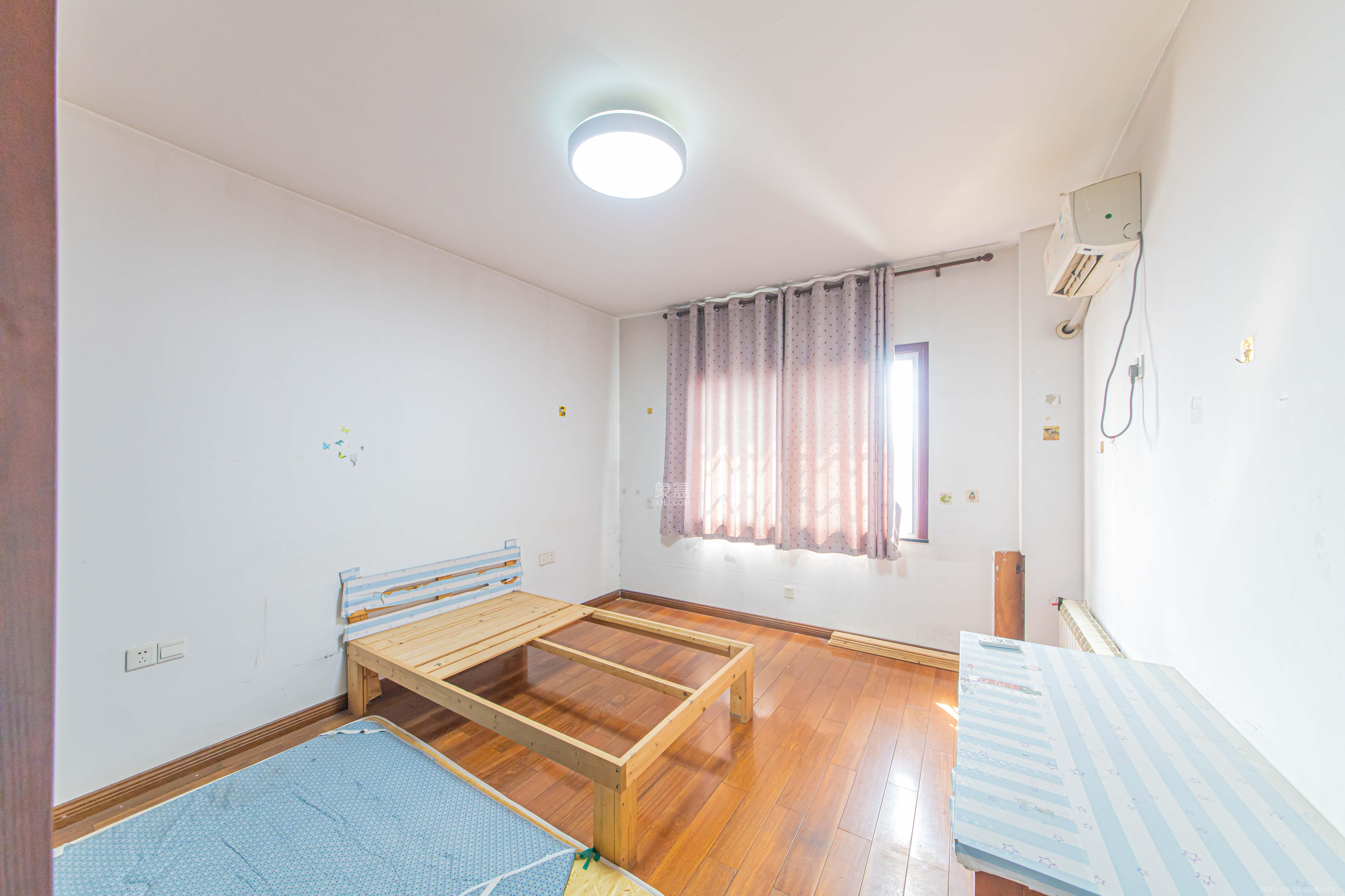 九峰小区(一二三四区) 4室2厅2卫 264.0万 九峰小区(一二三四区) 4室2厅2卫 264.0万卧室