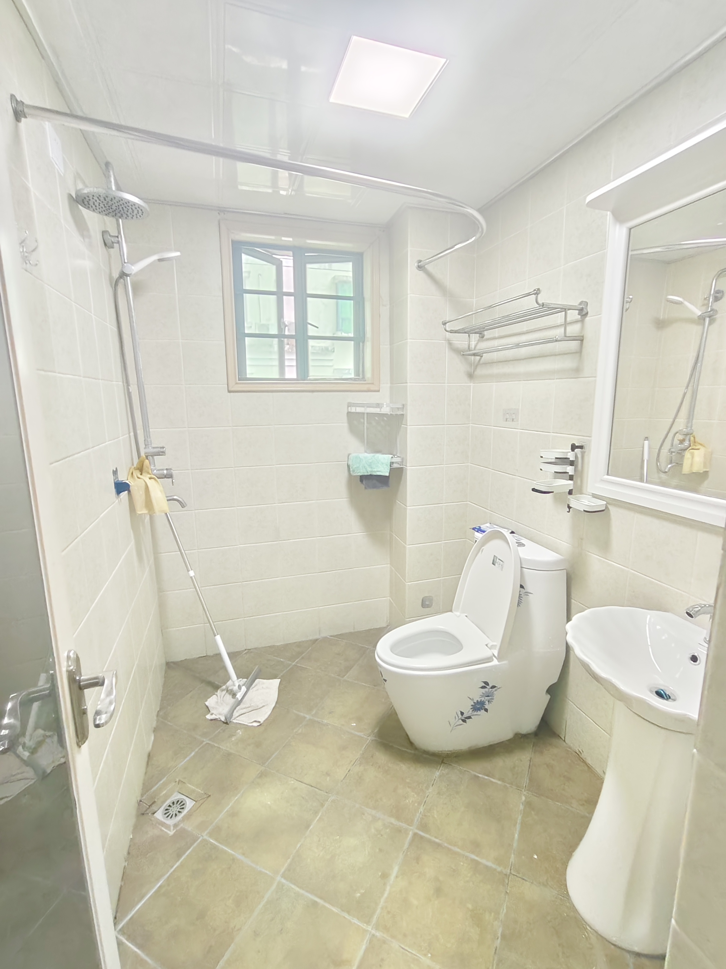 现代花园一期 2室2厅1卫 120.0万 现代花园一期 2室2厅1卫 120.0万客厅