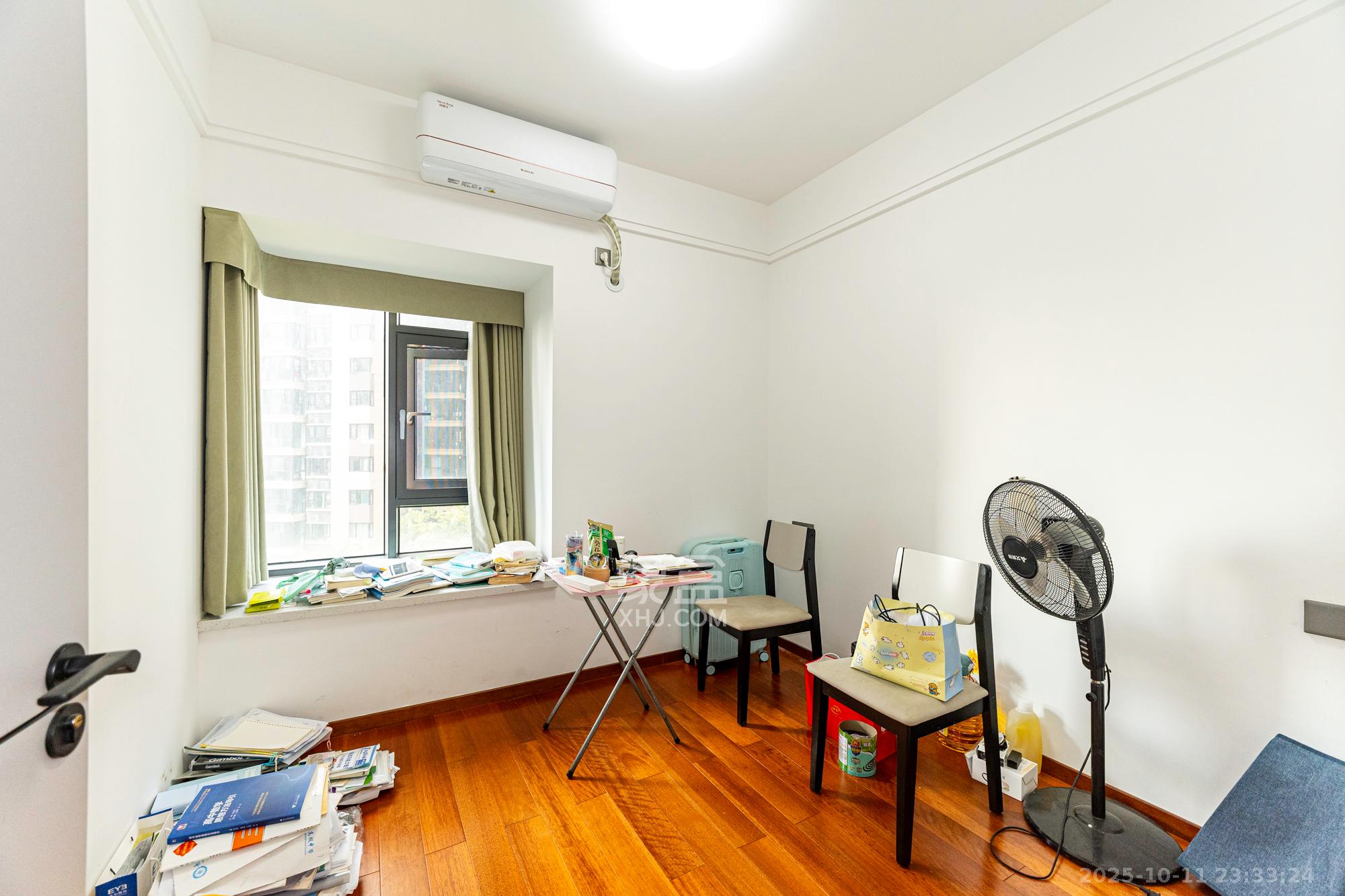 保利香槟国际  4室2厅2卫    130.0万卧室