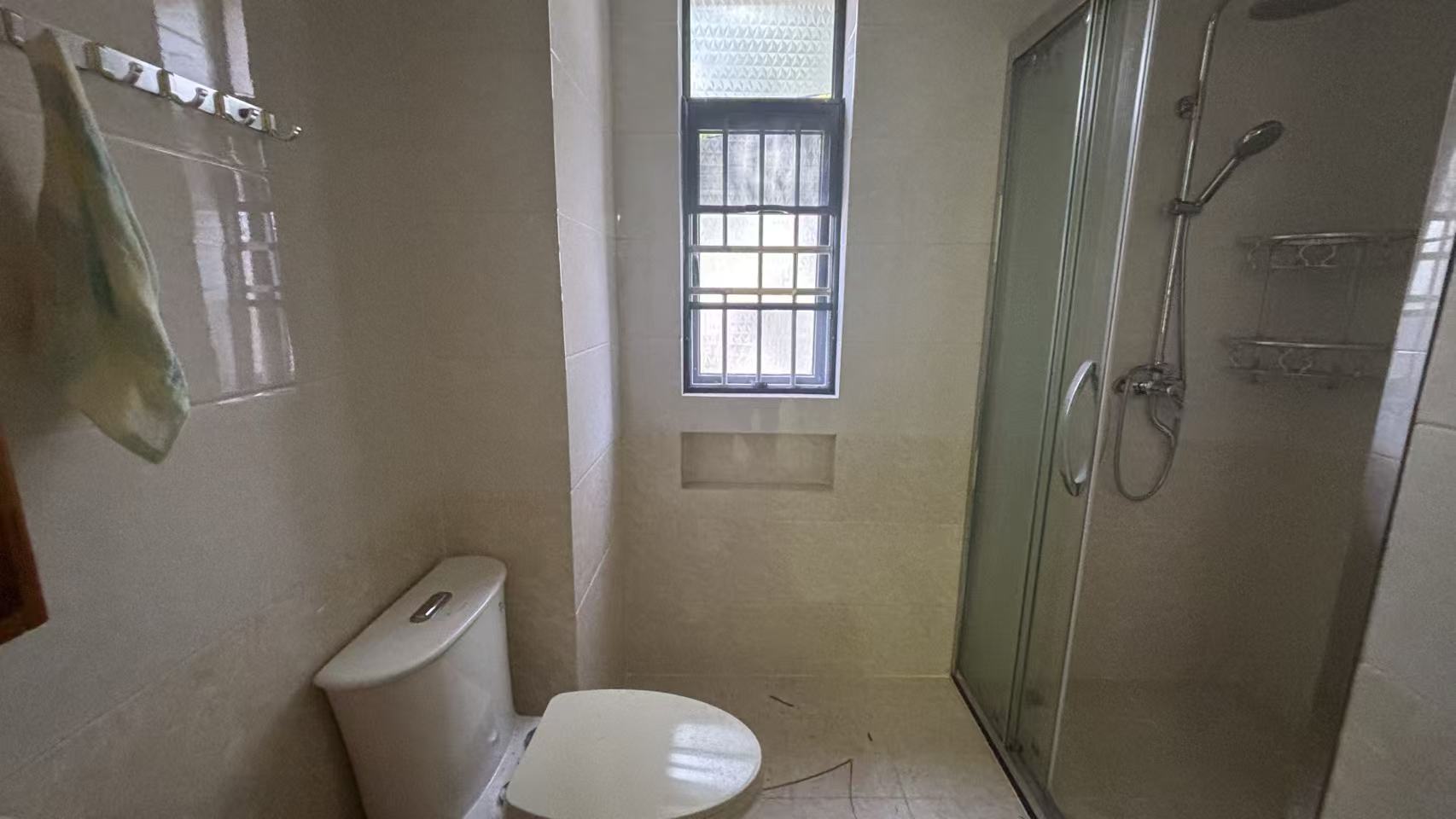 五源河公寓C区  3室2厅2卫    2500.0元/月 五源河公寓C区  3室2厅2卫    2500.0元/月室内图