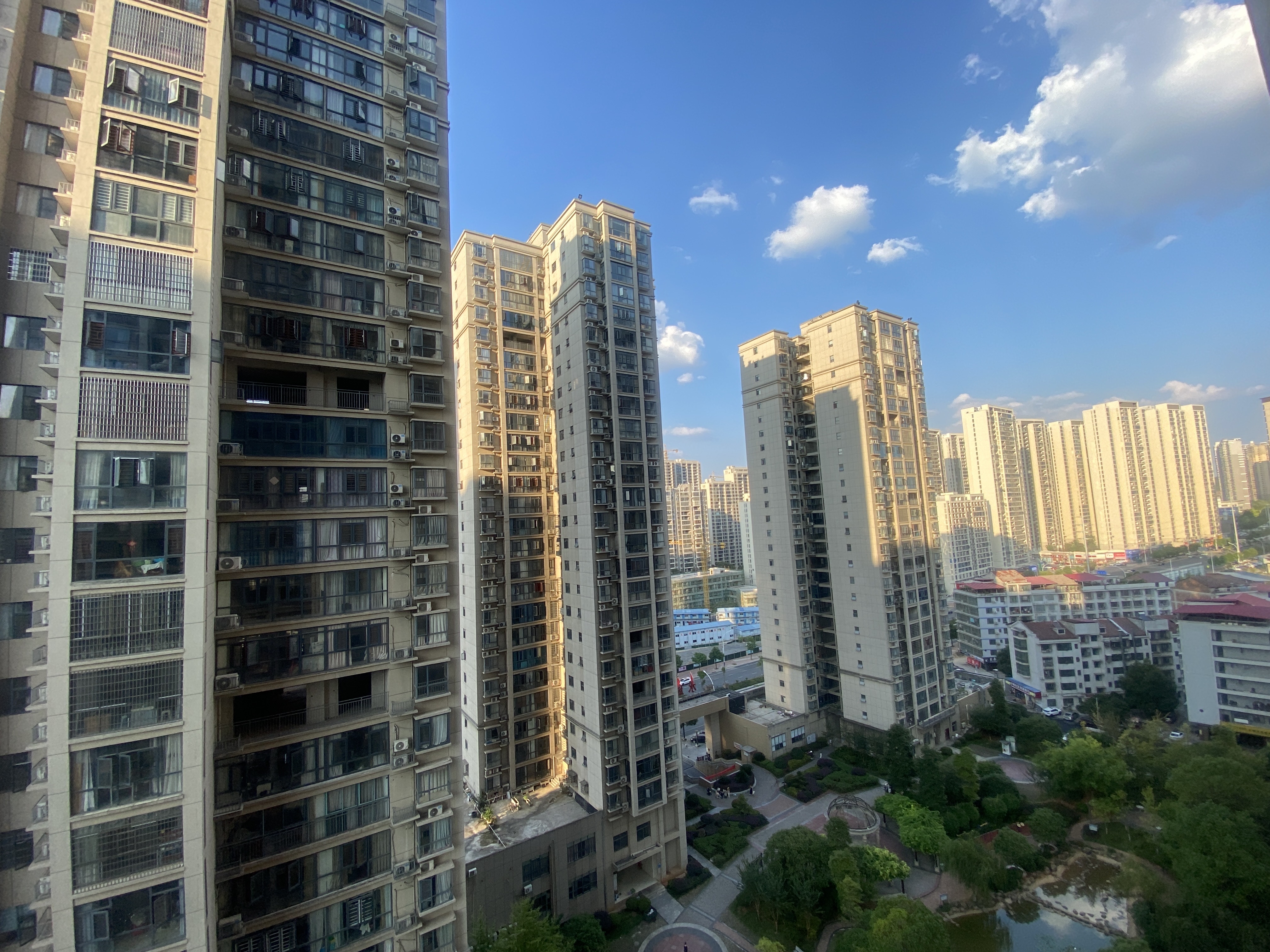 水域中央 3室2厅2卫 66.0万 水域中央 3室2厅2卫 66.0万客厅