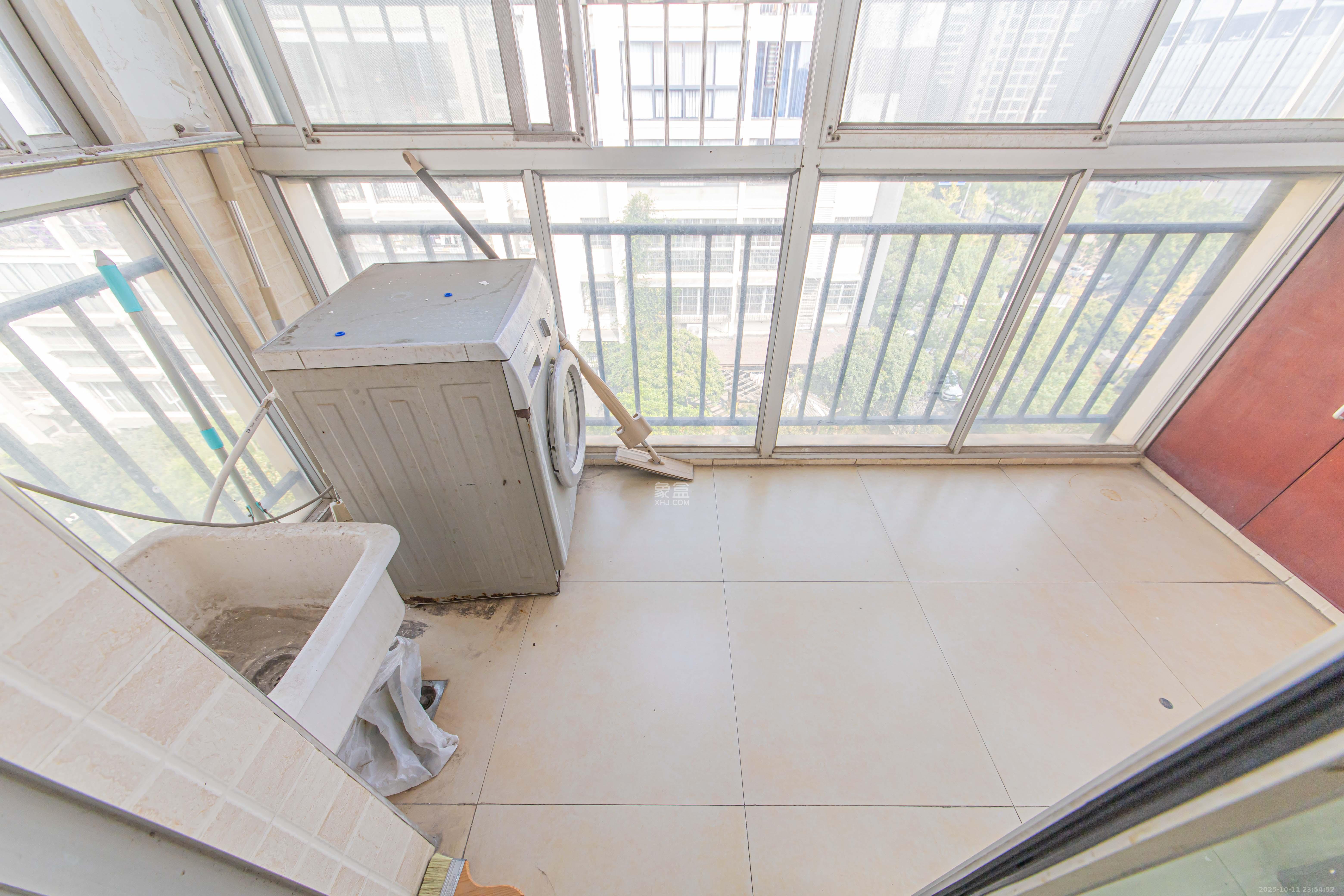 九峰小区(一二三四区) 4室2厅2卫 264.0万 九峰小区(一二三四区) 4室2厅2卫 264.0万阳台