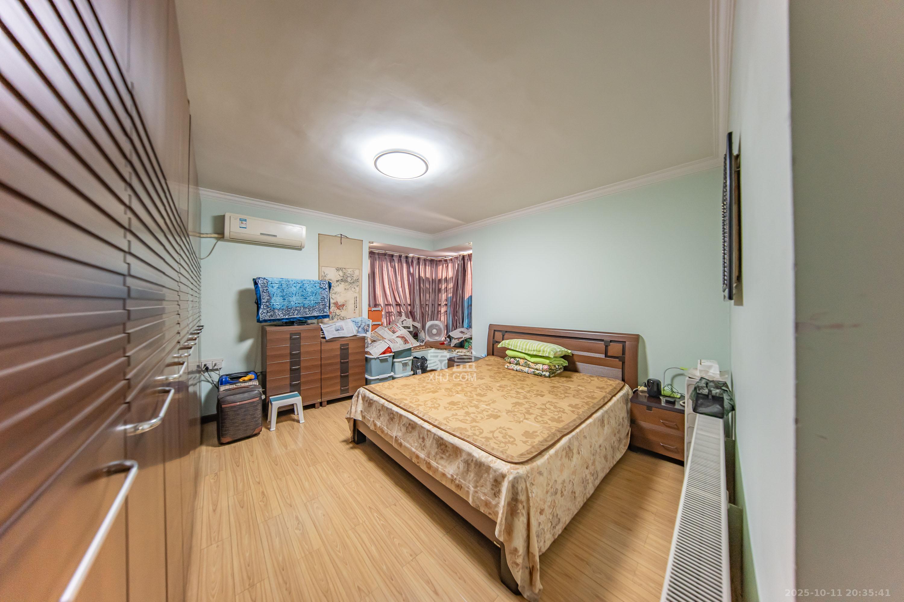 江山帝景雅典  4室2厅2卫    130.0万卧室