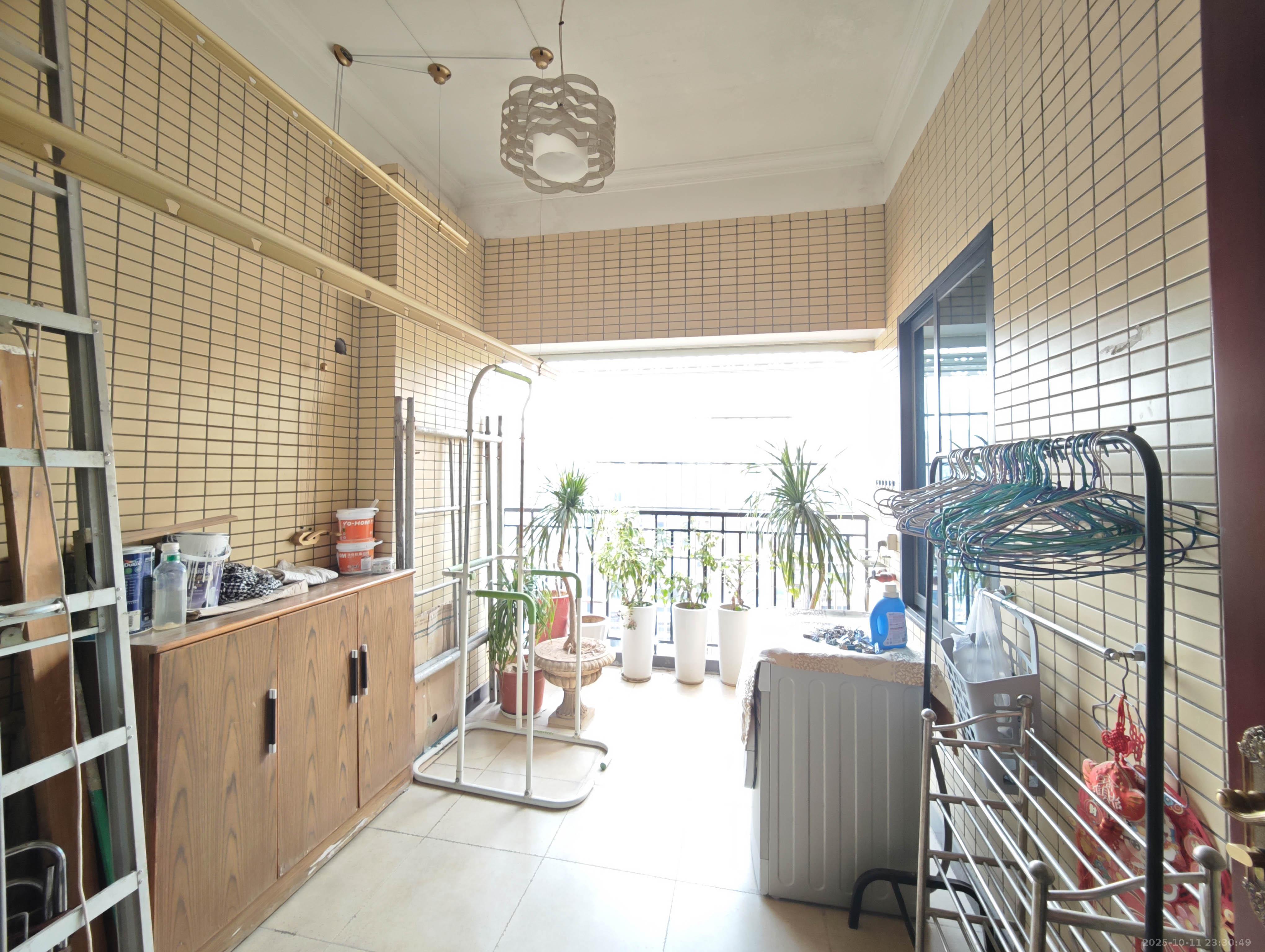 水岸天际（一期、二期）  1室2厅2卫    168.0万阳台