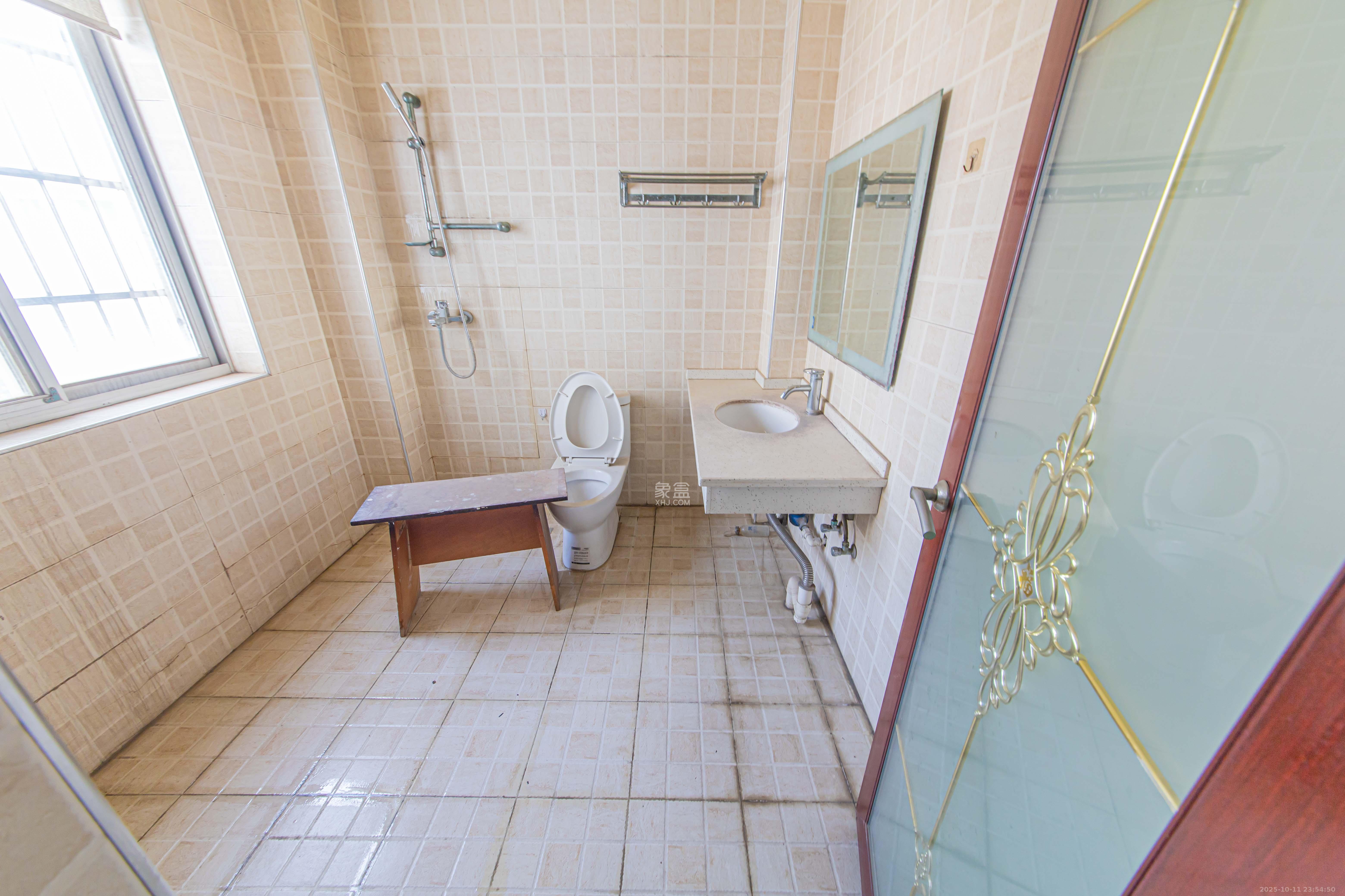 九峰小区(一二三四区) 4室2厅2卫 264.0万 九峰小区(一二三四区) 4室2厅2卫 264.0万卫生间