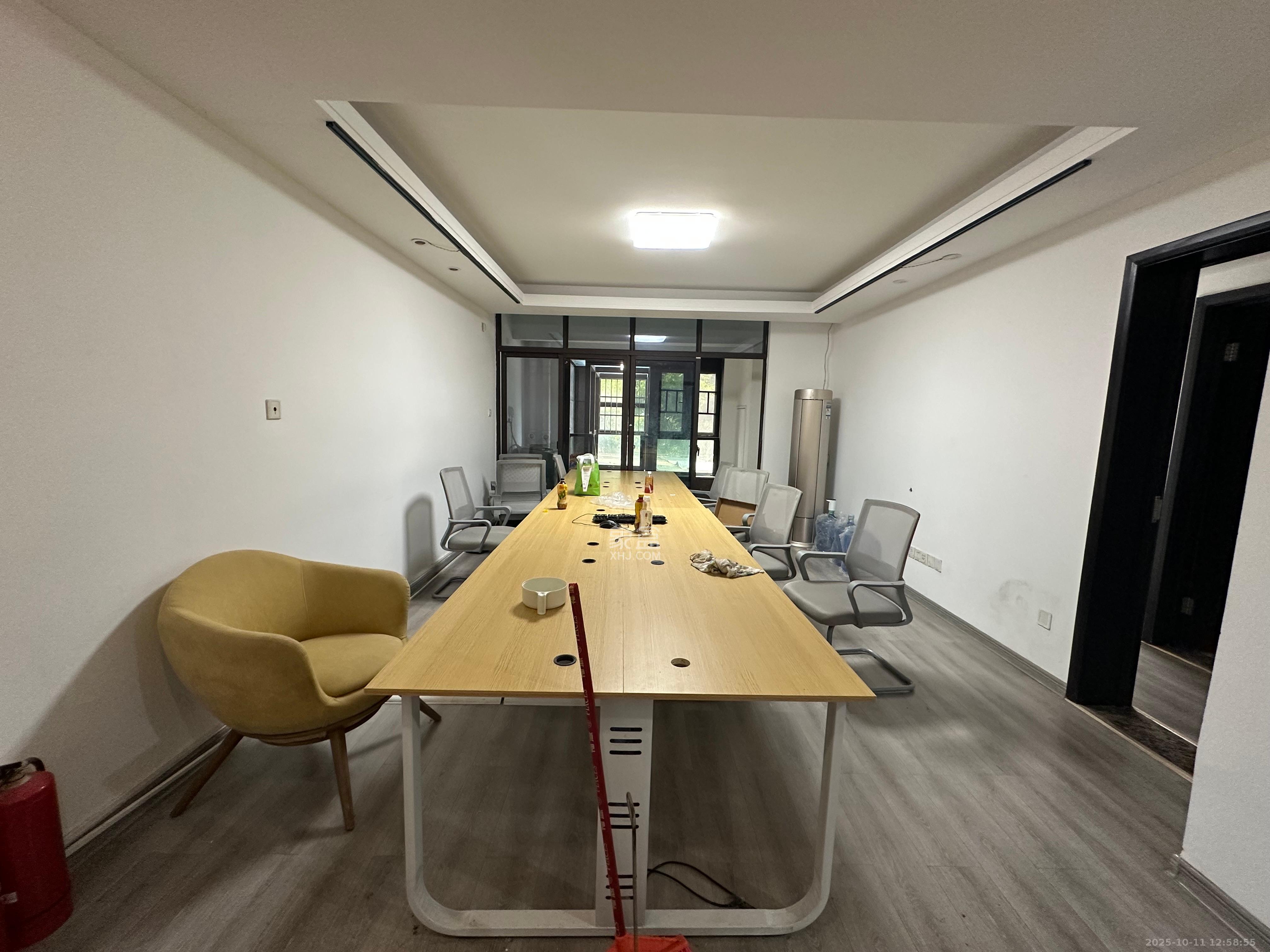 绿地中央广场  5室2厅2卫    5000.0元/月 绿地中央广场  5室2厅2卫    5000.0元/月