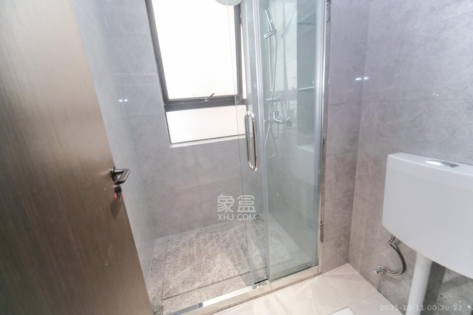 荣盛锦绣学府  3室2厅2卫    89.8万卫生间