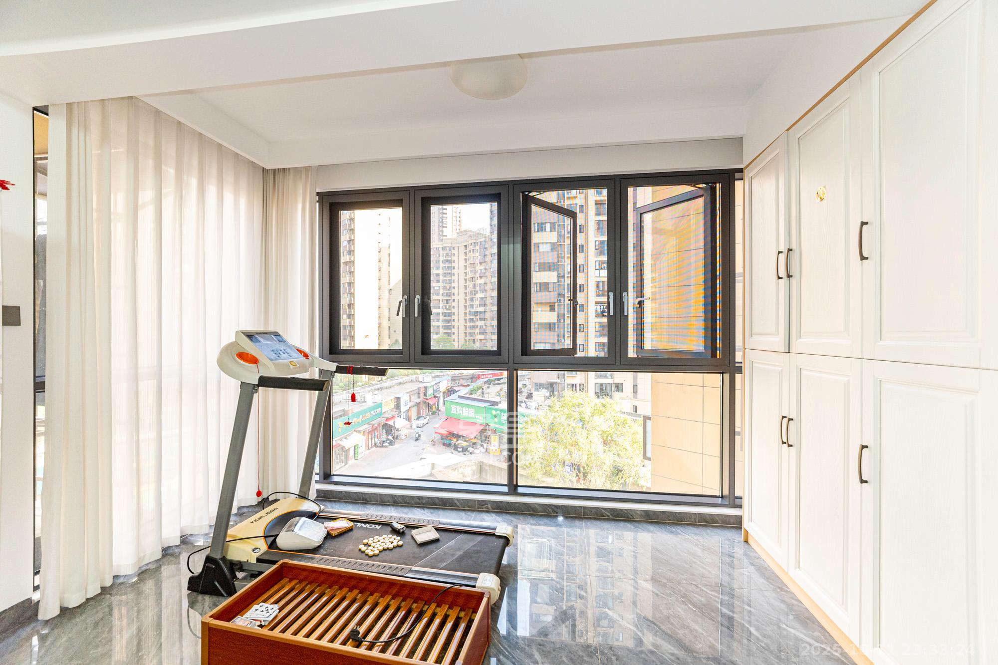 保利香槟国际  4室2厅2卫    130.0万阳台