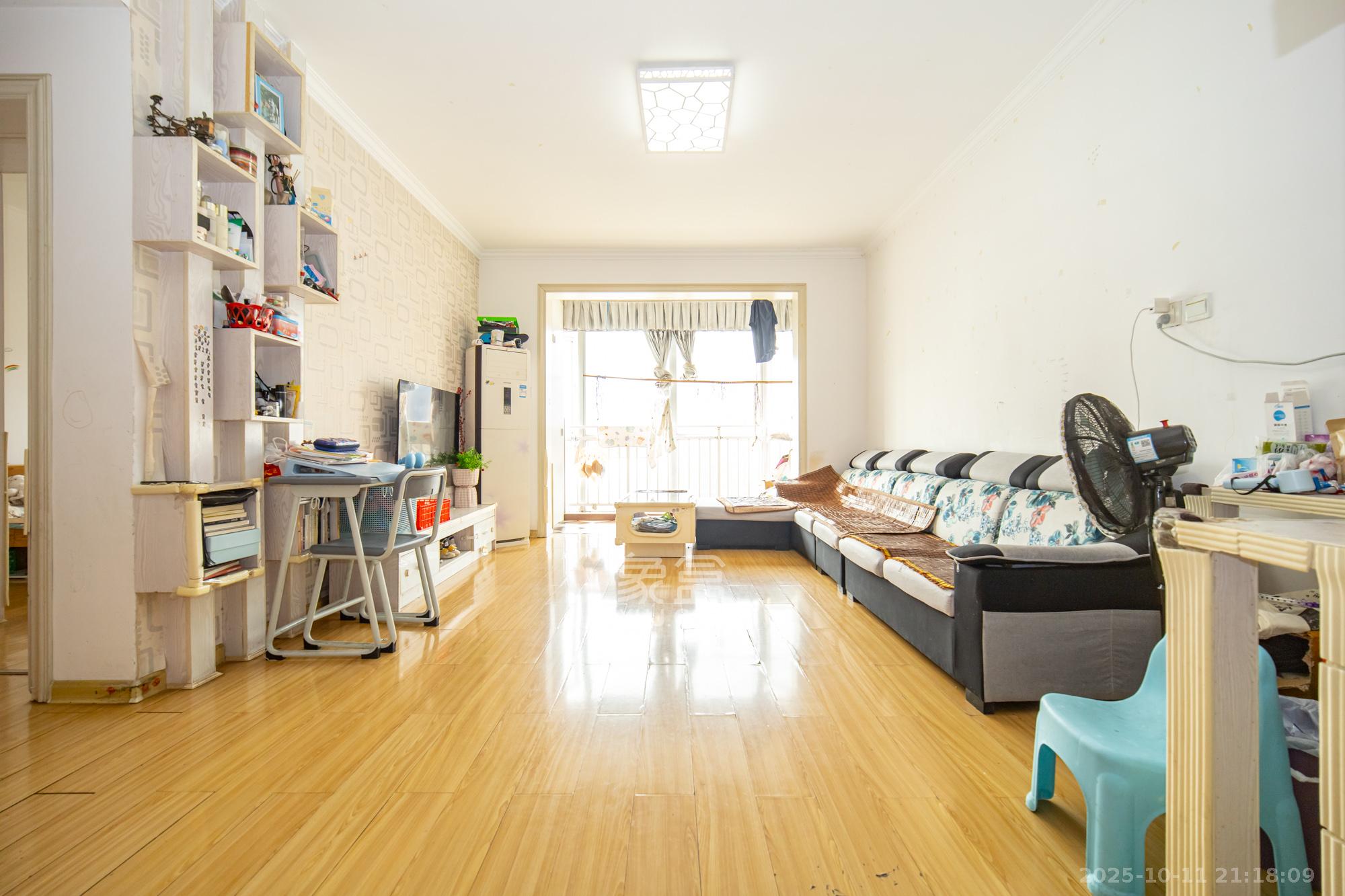 恒广国际景园一二区  2室2厅1卫    54.0万客厅