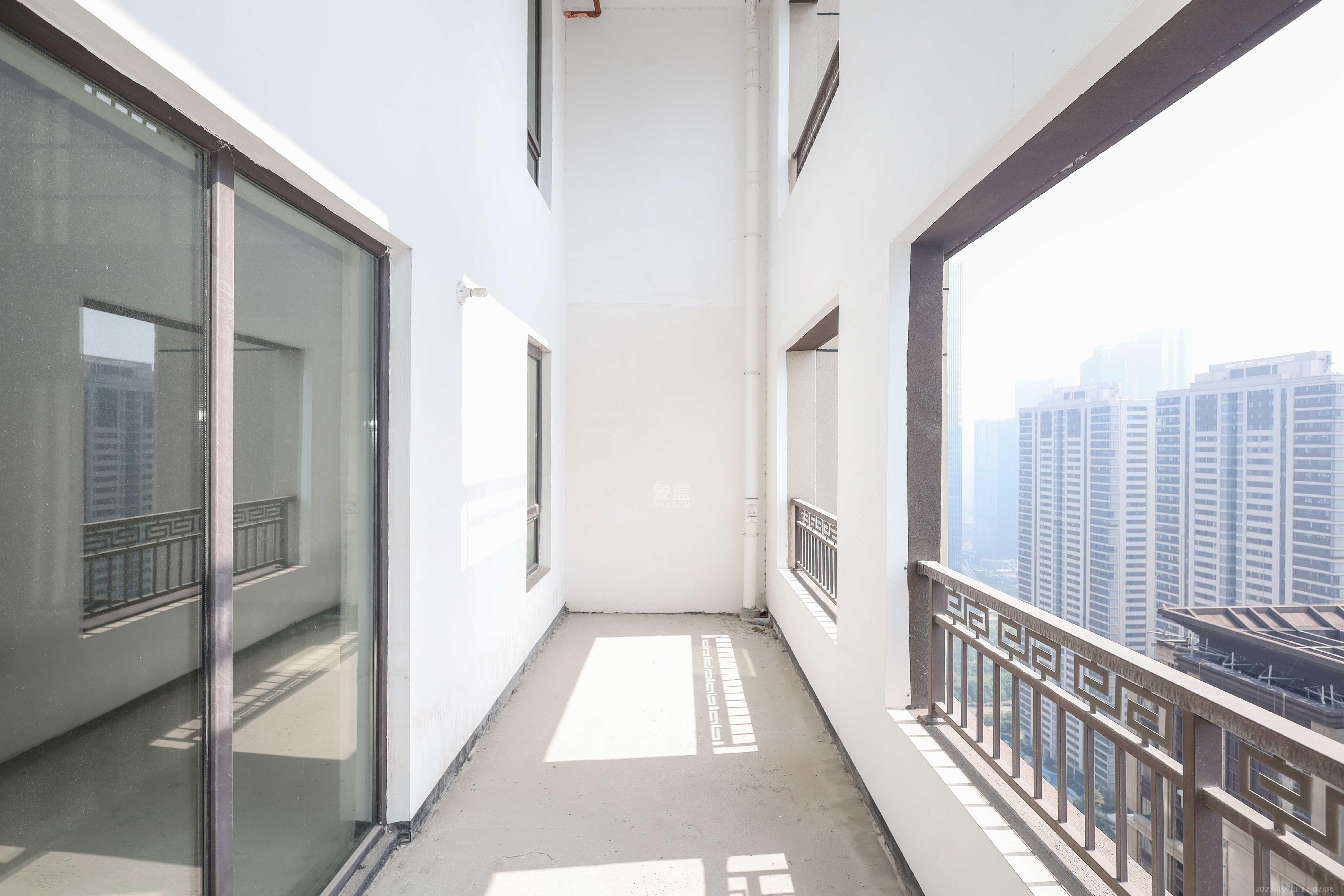 建发央著  4室2厅2卫    205.0万阳台