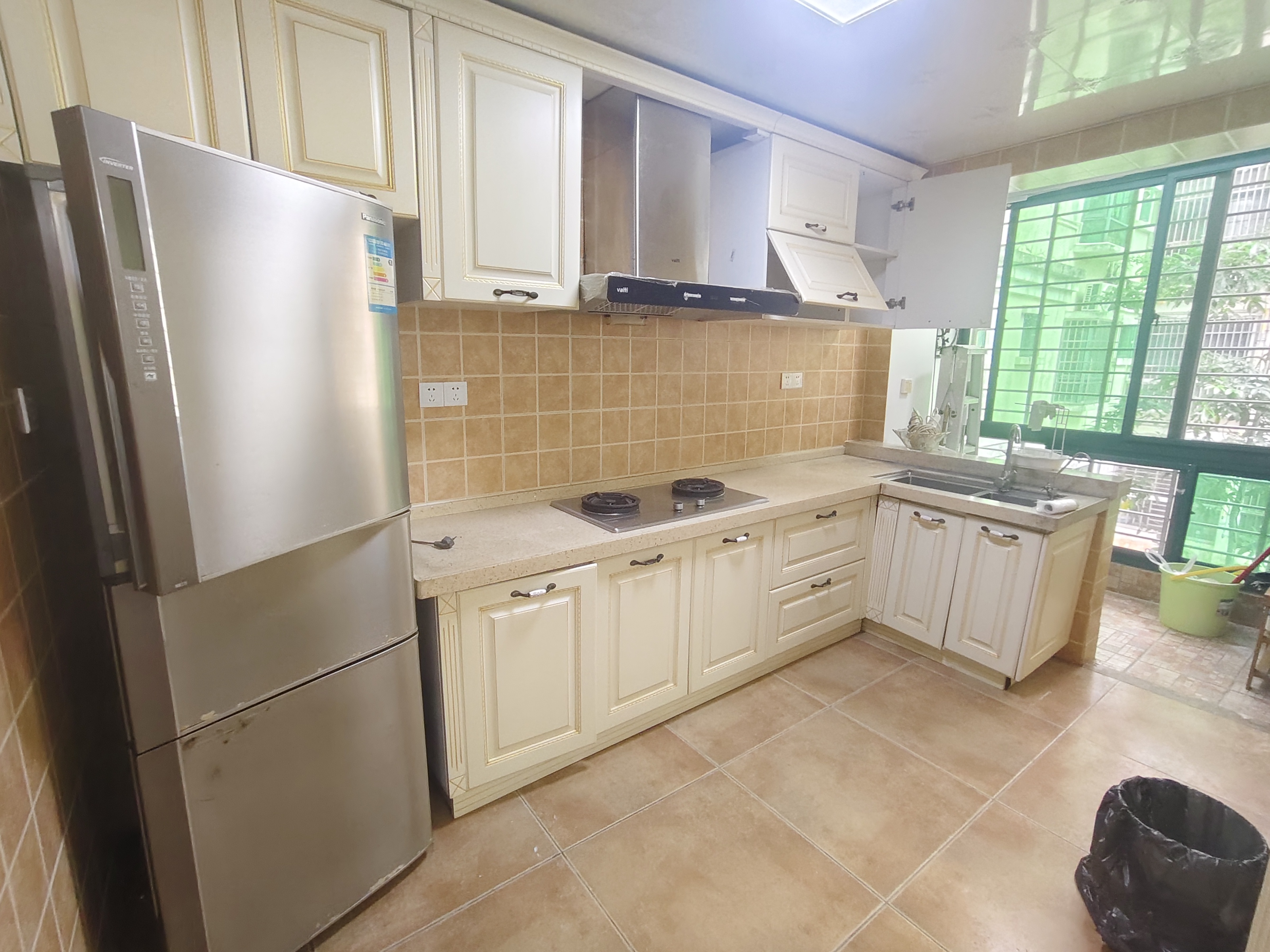 现代花园一期  2室2厅1卫    120.0万客厅